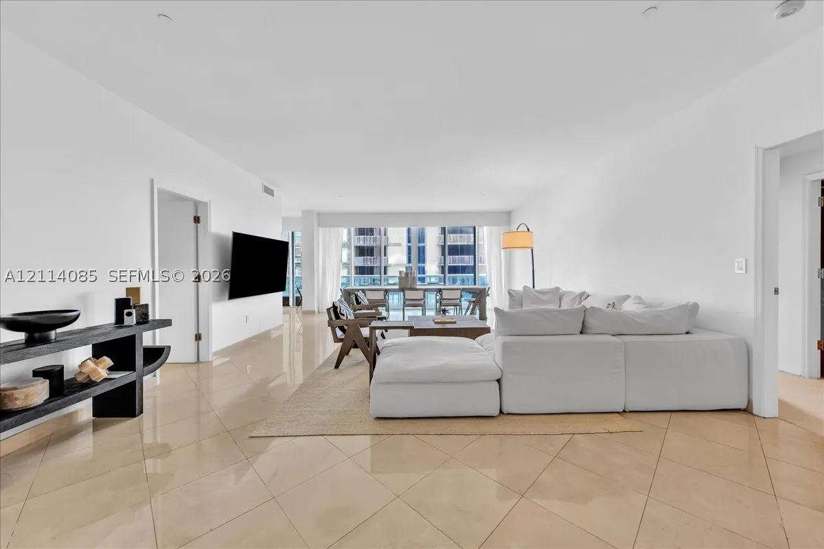 10101 Collins Ave #8D