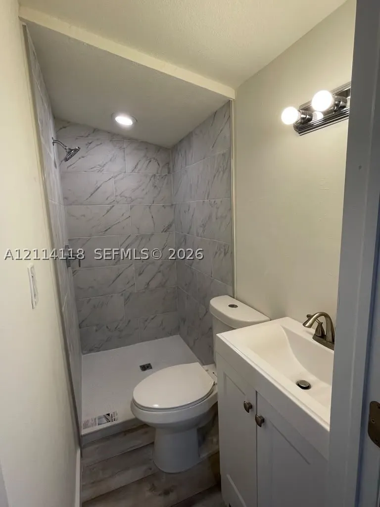 2484 SW 10th St #4 - eff