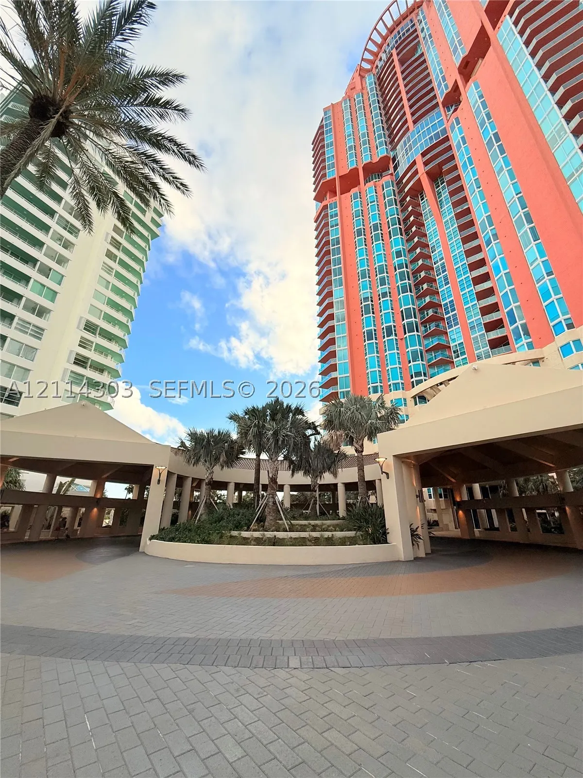 300 S Pointe Dr #1504