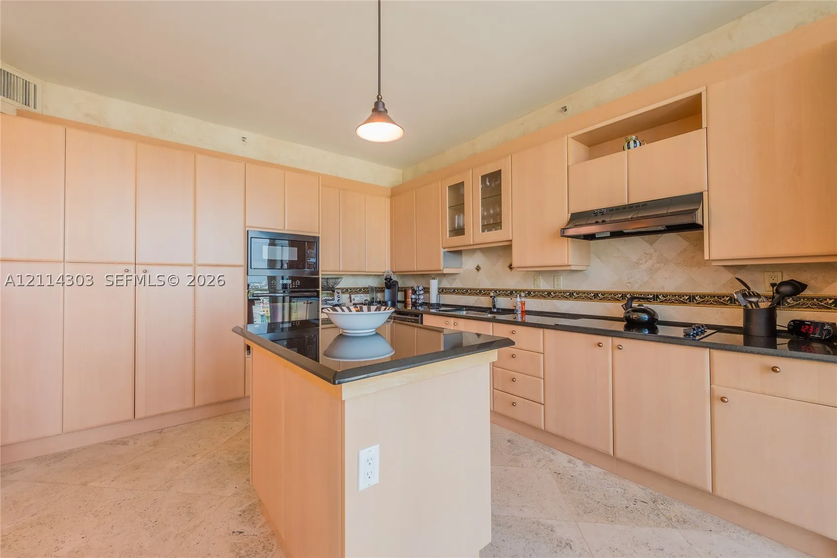 300 S Pointe Dr #1504