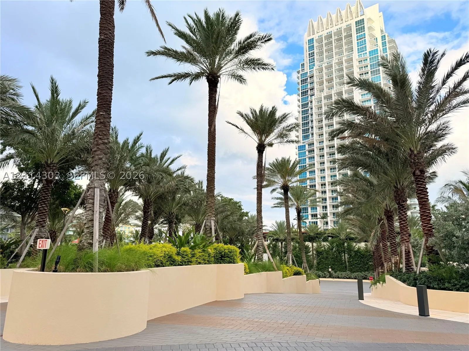 300 S Pointe Dr #1504