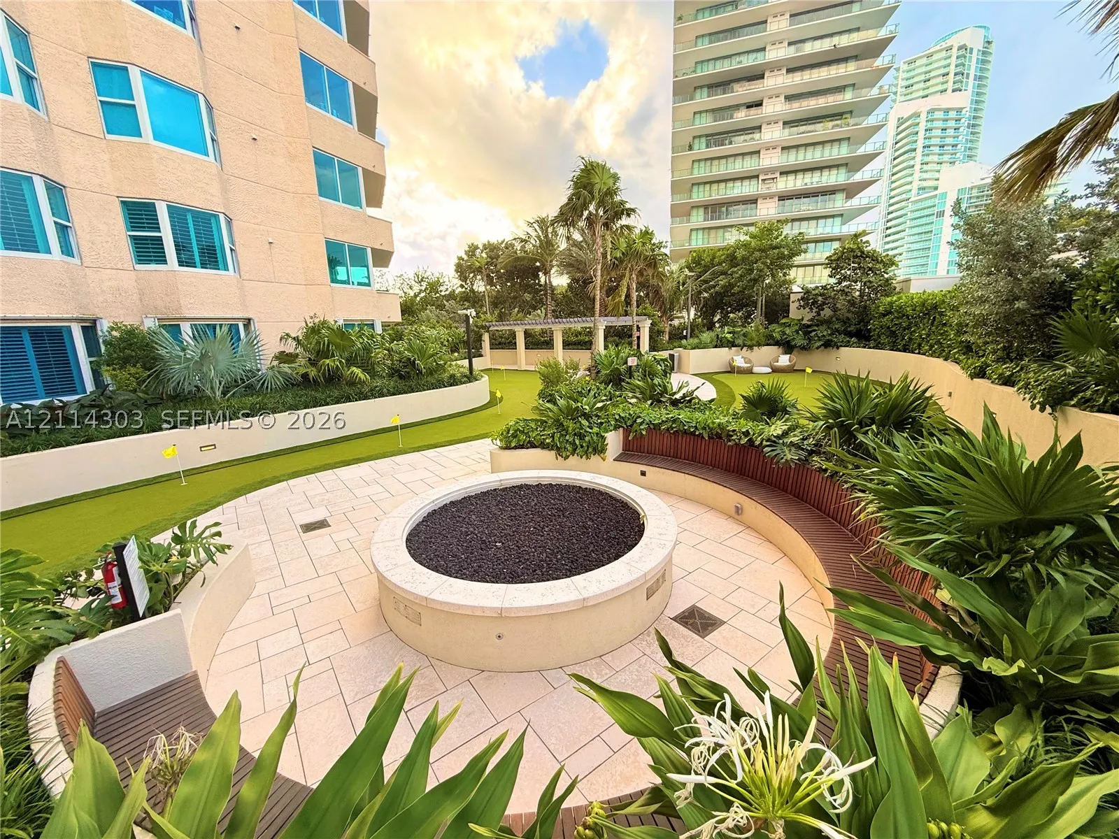 300 S Pointe Dr #1504