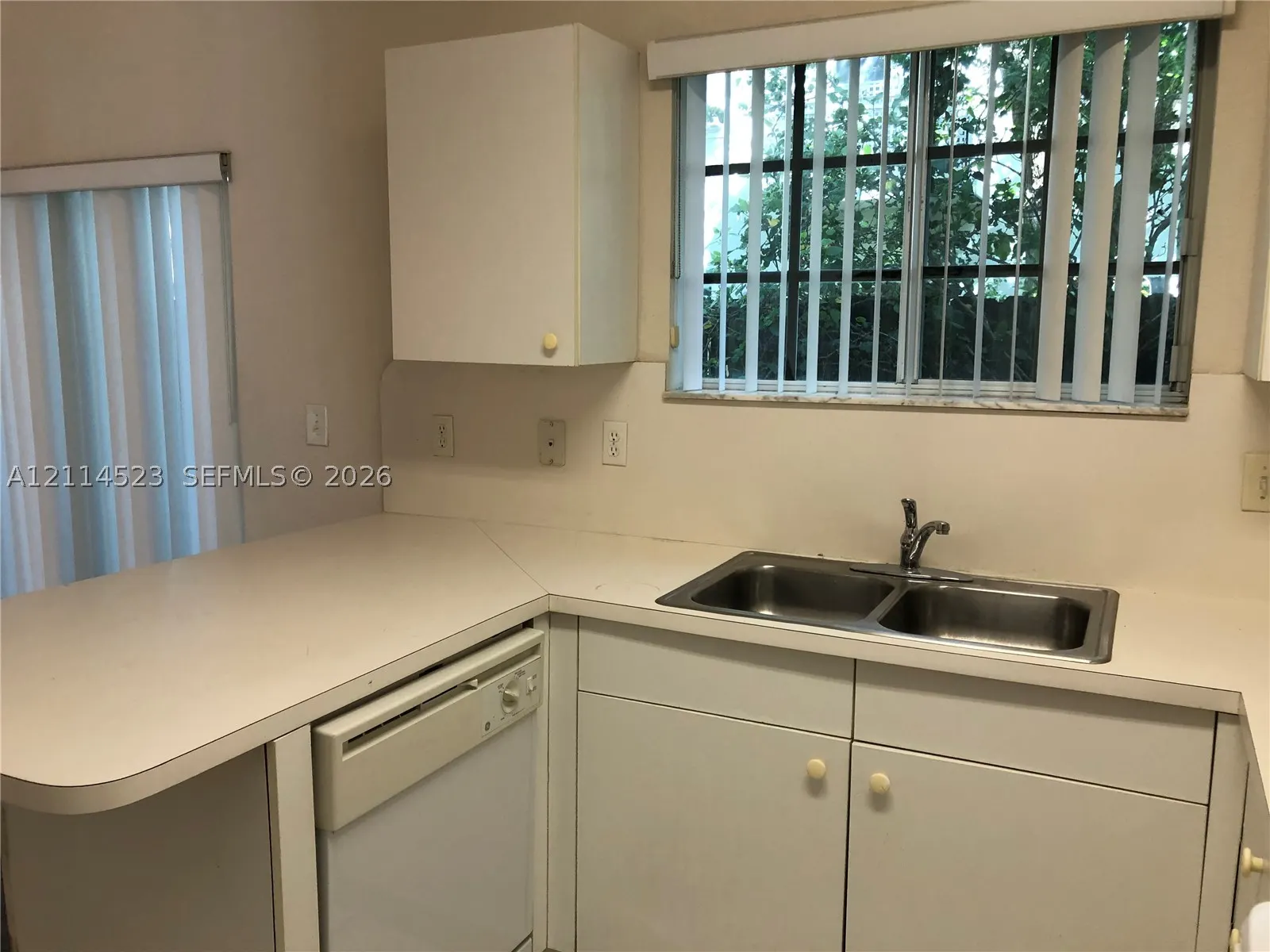 2733 NE 3rd Ct #103