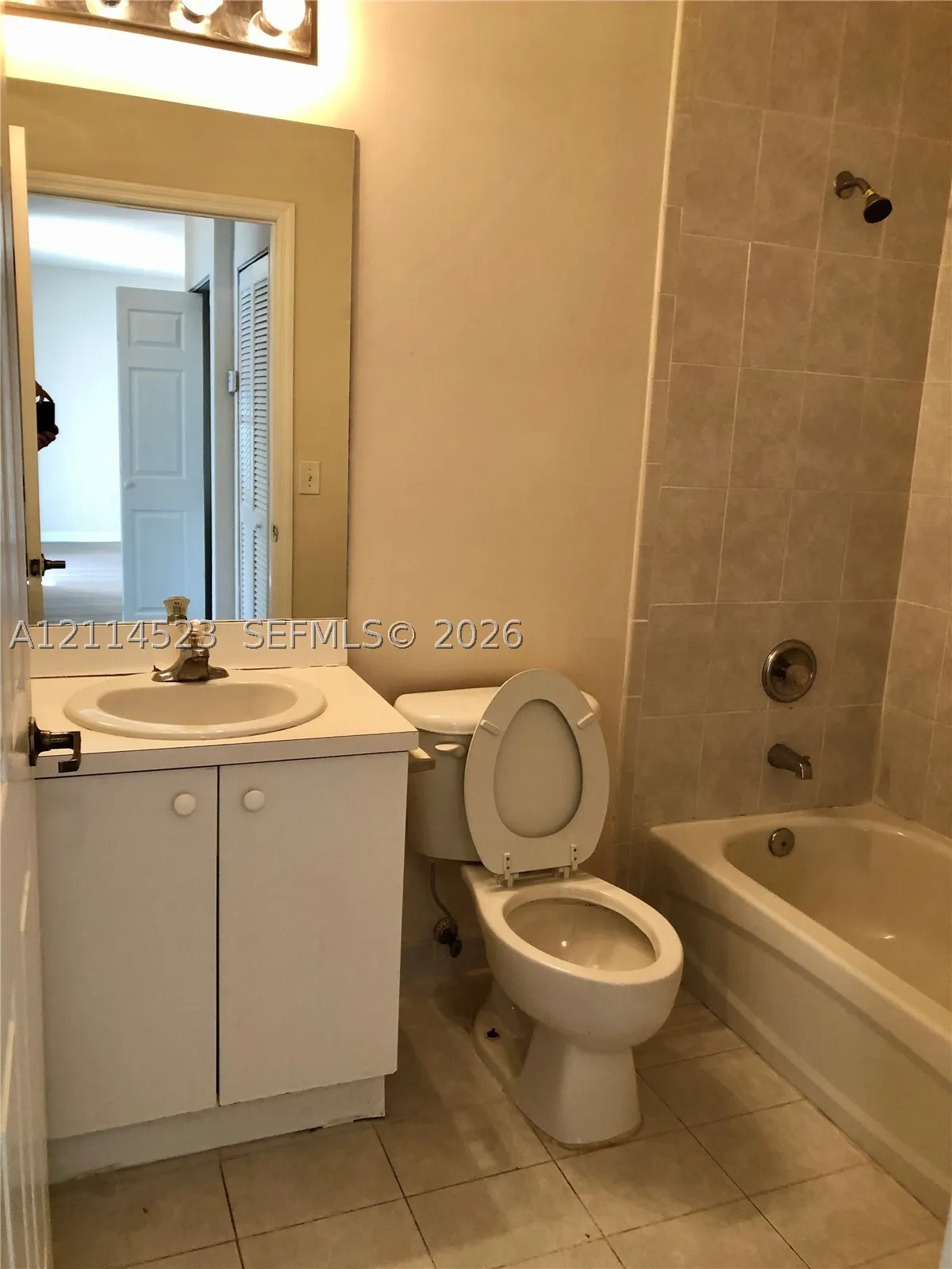 2733 NE 3rd Ct #103