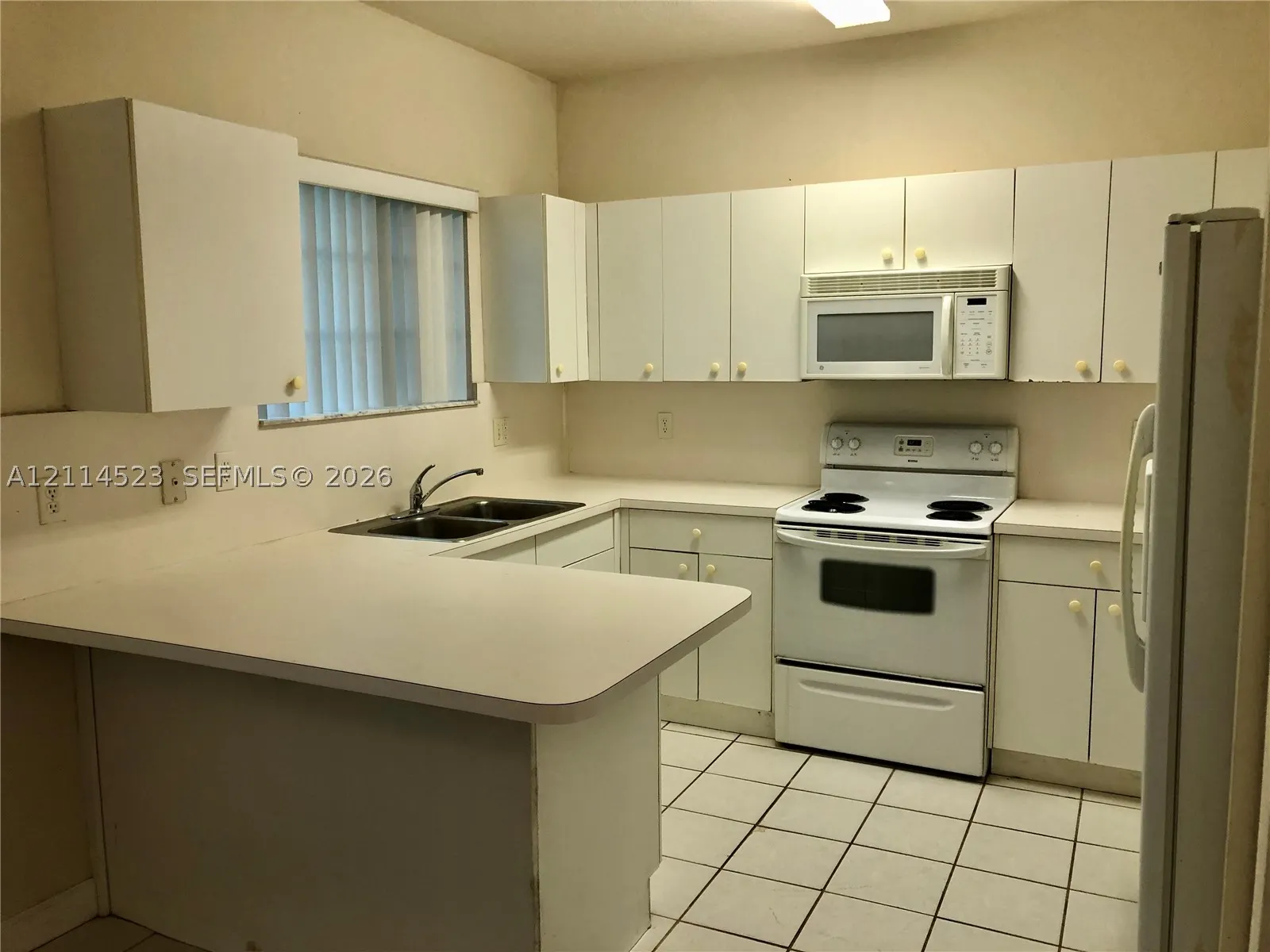 2733 NE 3rd Ct #103