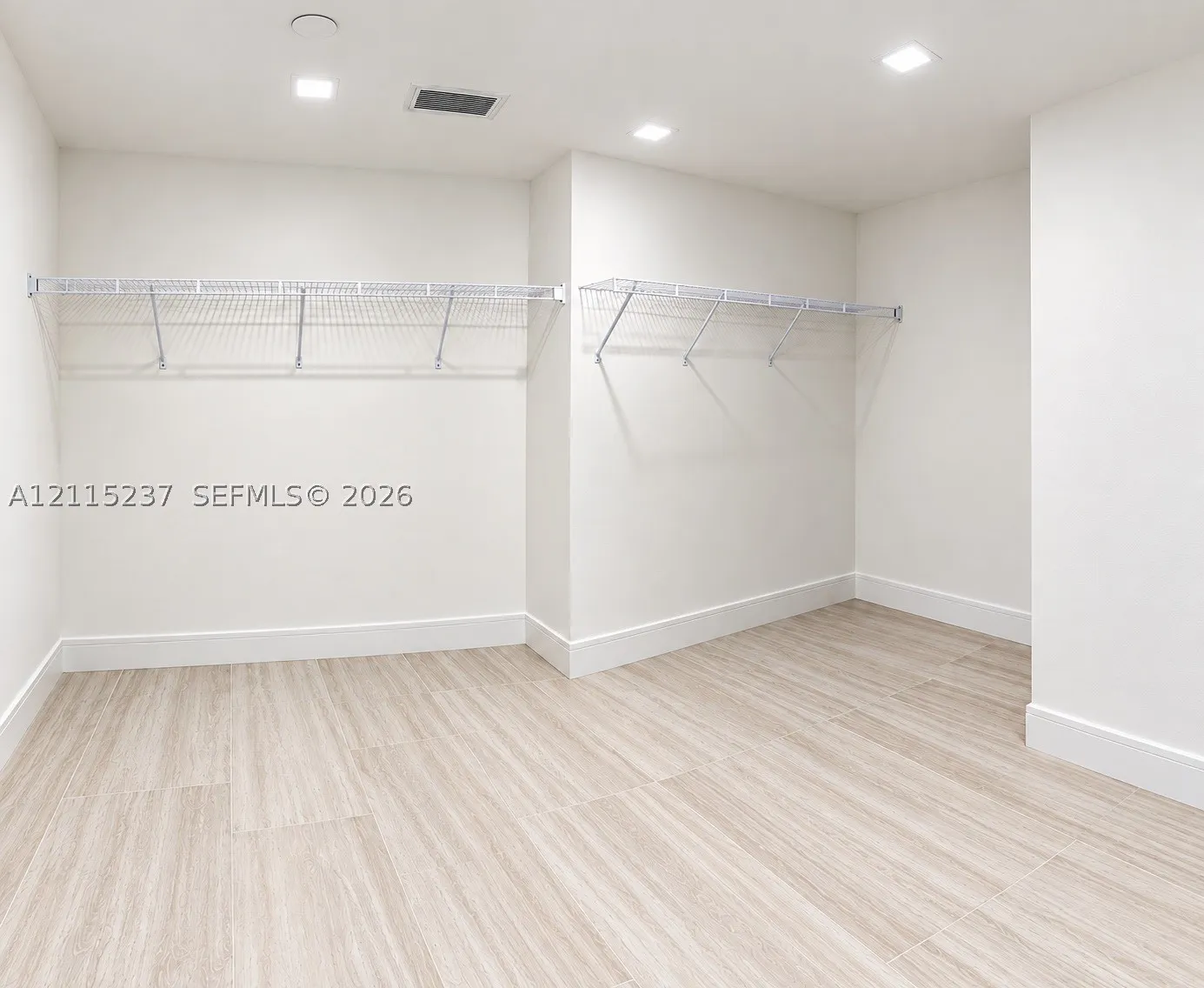 2411 Laguna Cir #802