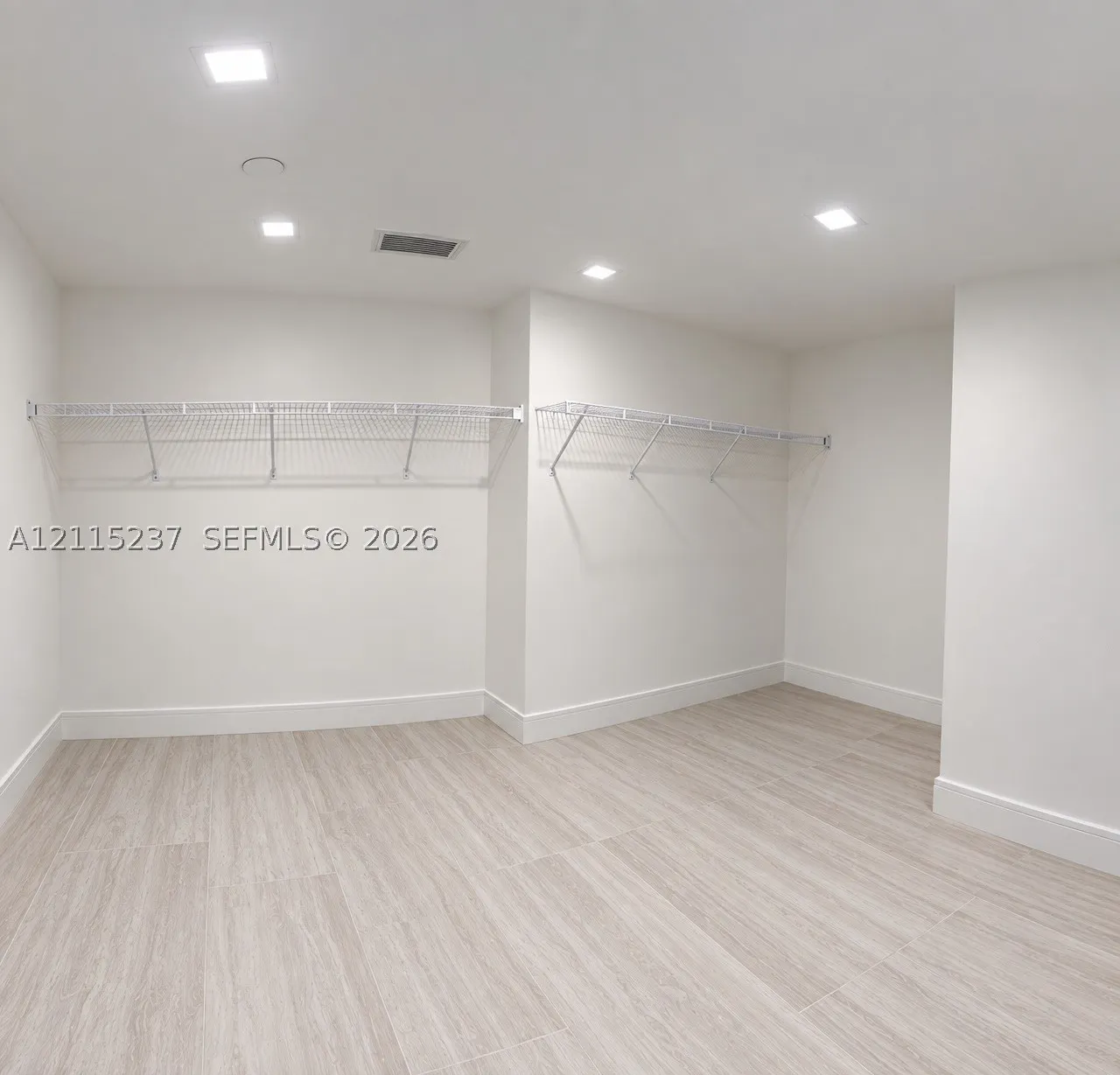 2411 Laguna Cir #802