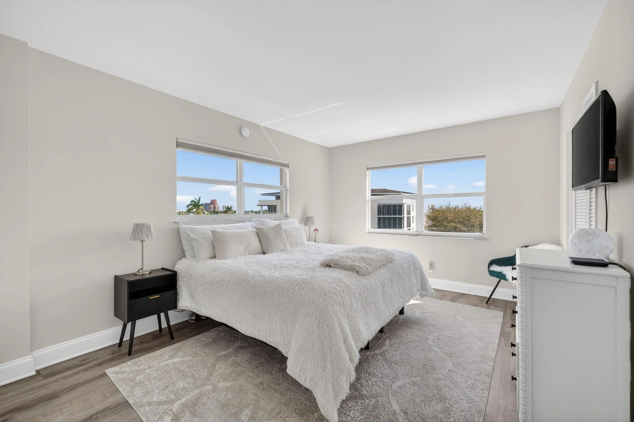2555 NE 11th Street #609