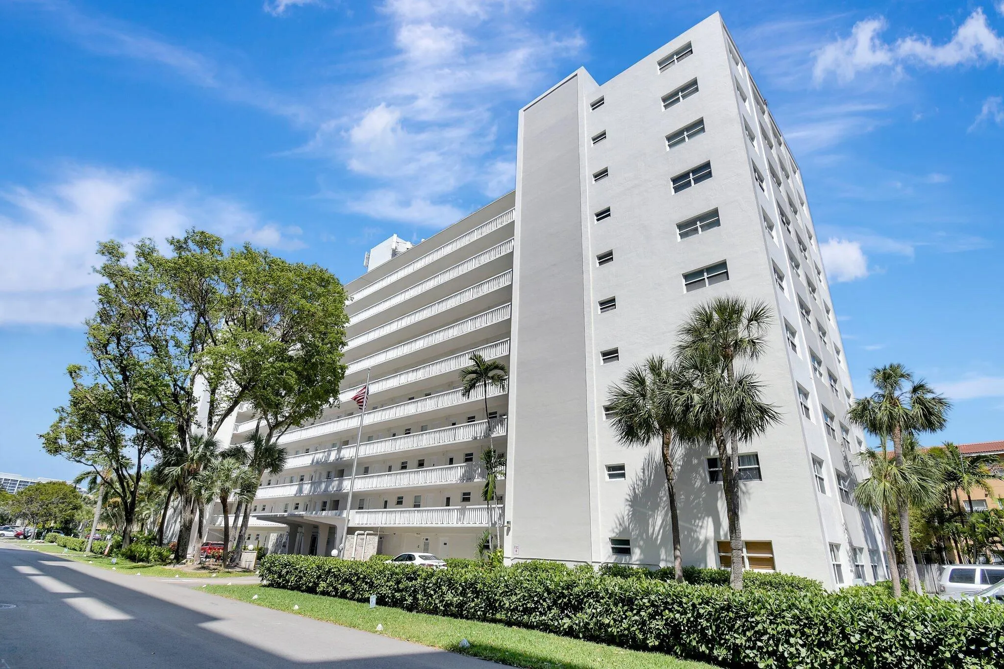 2555 NE 11th Street #609