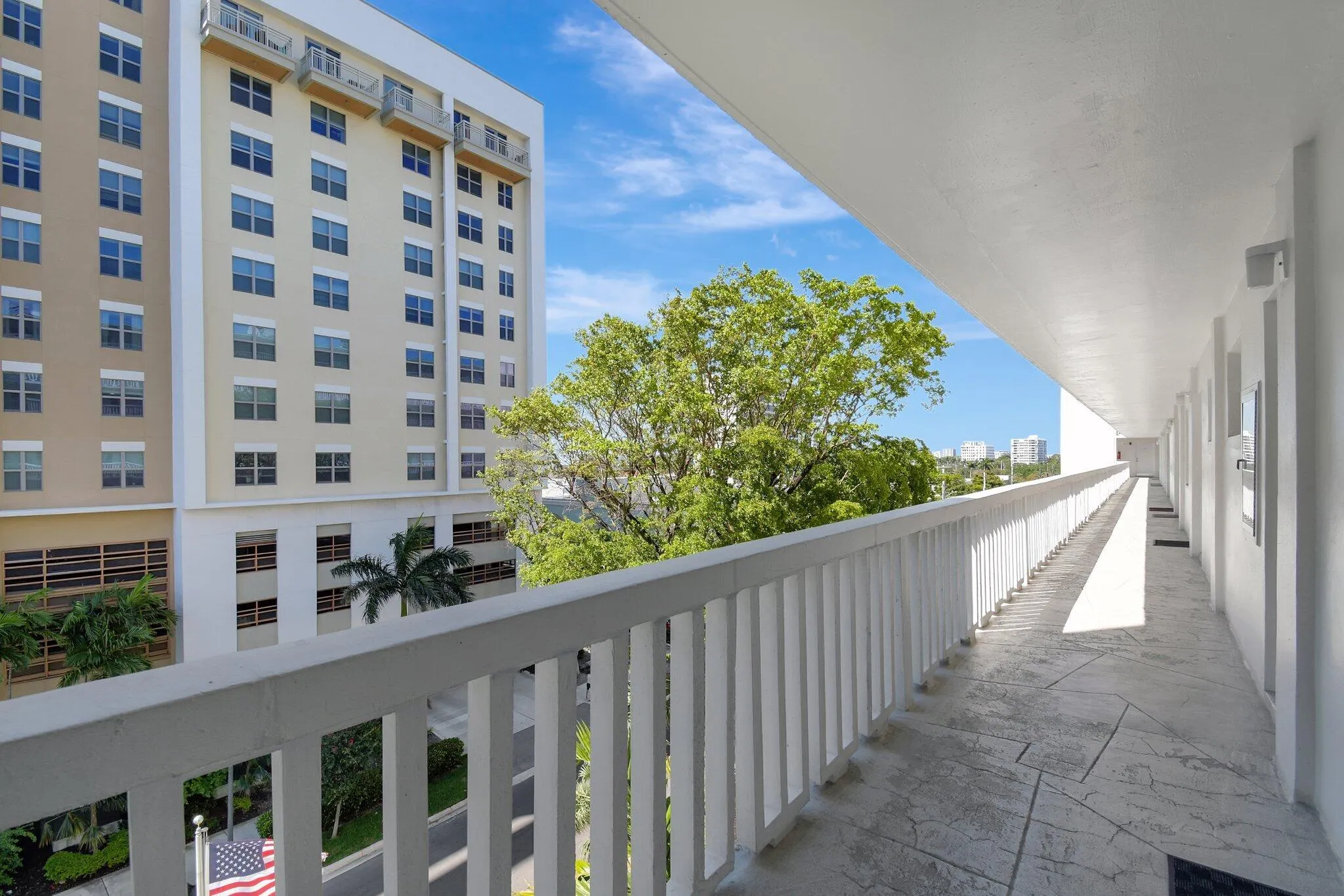 2555 NE 11th Street #609
