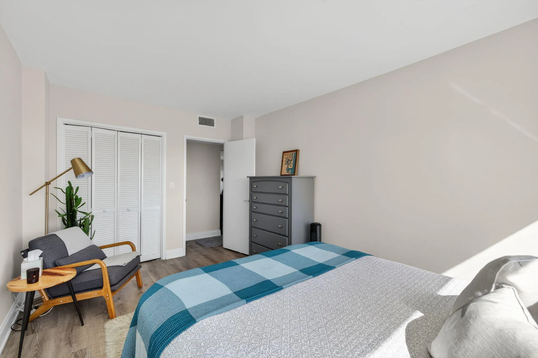 2555 NE 11th Street #609