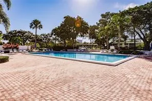 605 Oaks Drive #304