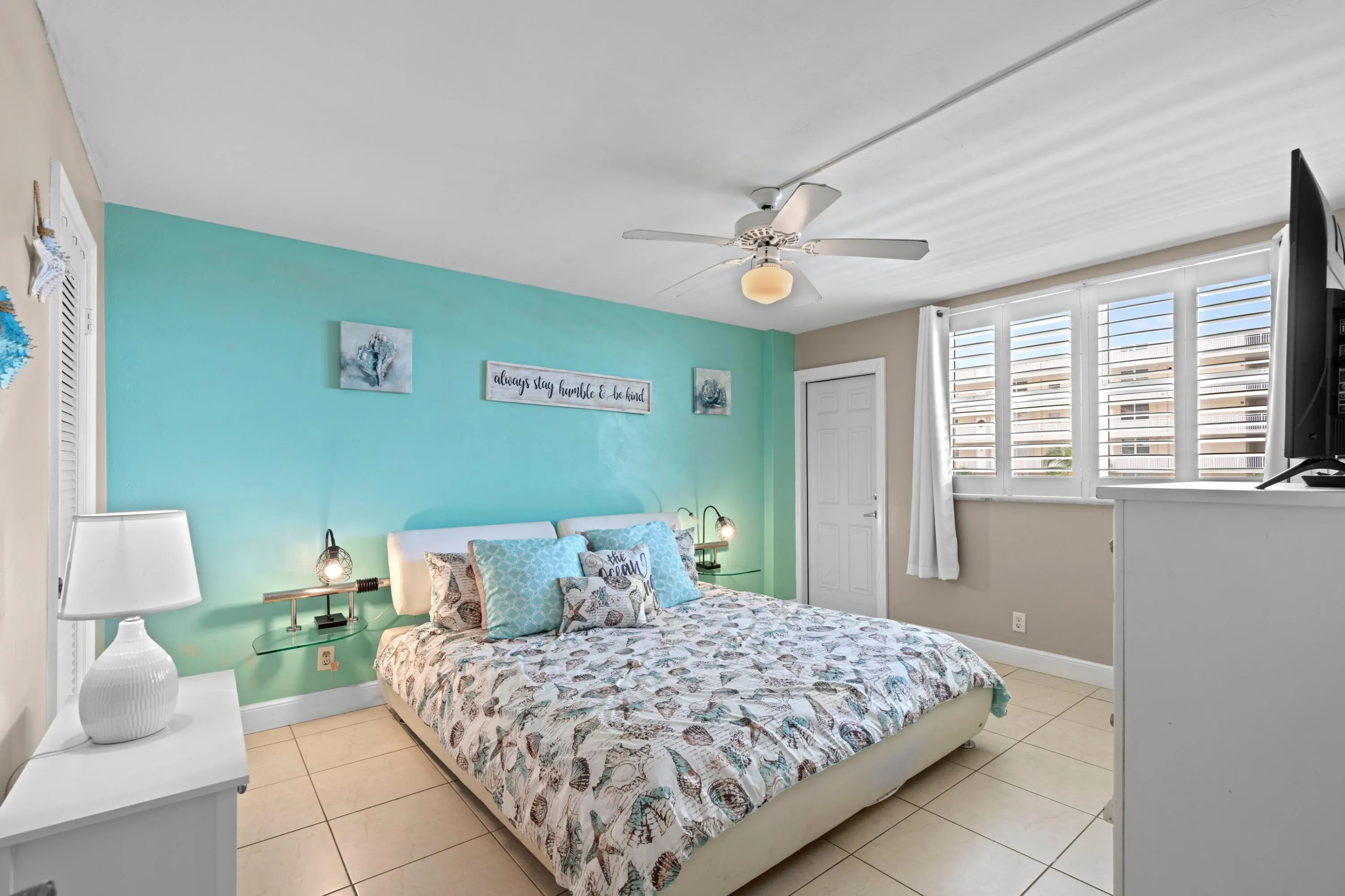 1050 Hillsboro Mile #403w