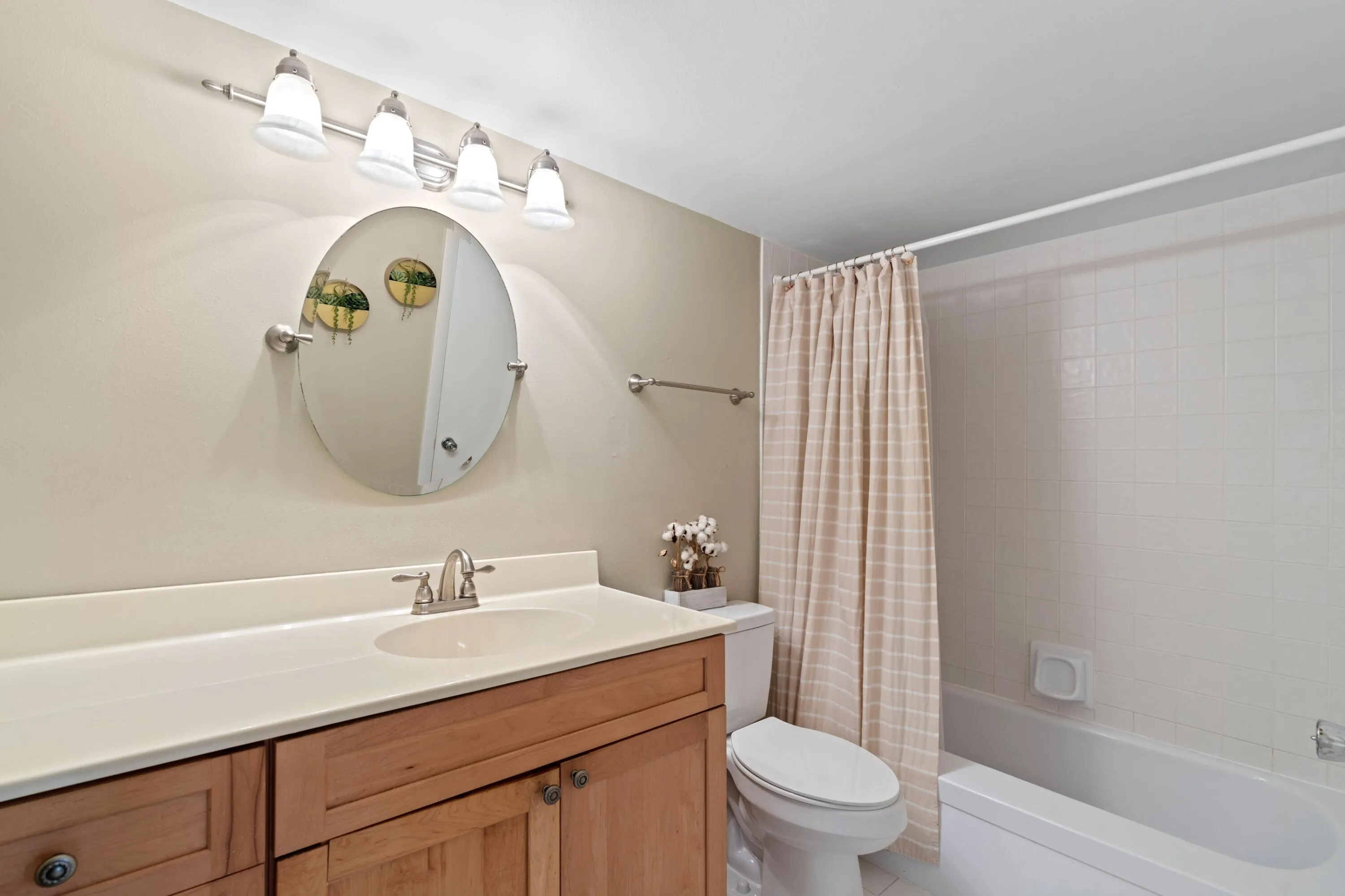 1050 Hillsboro Mile #403w