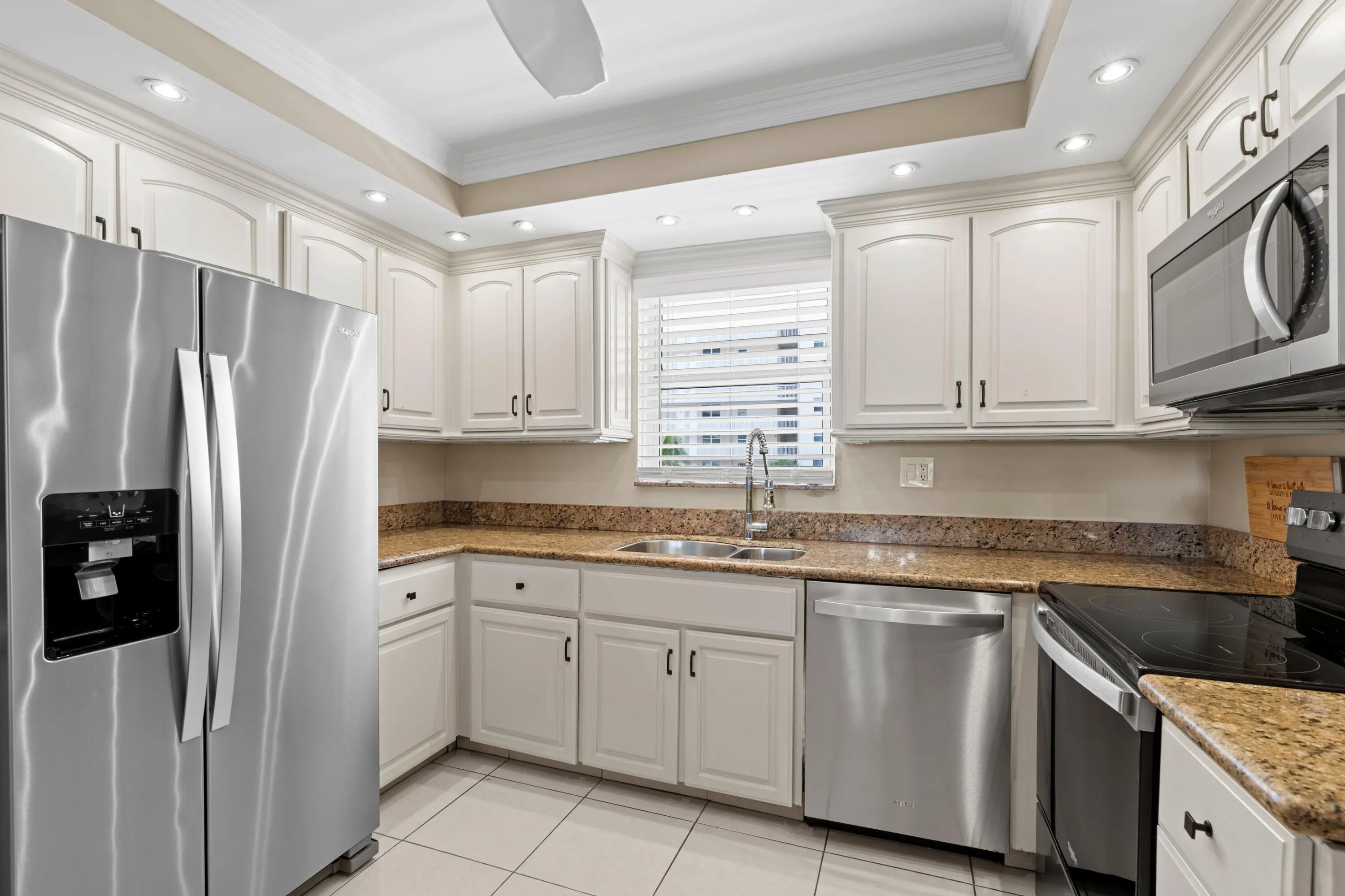 1050 Hillsboro Mile #403w
