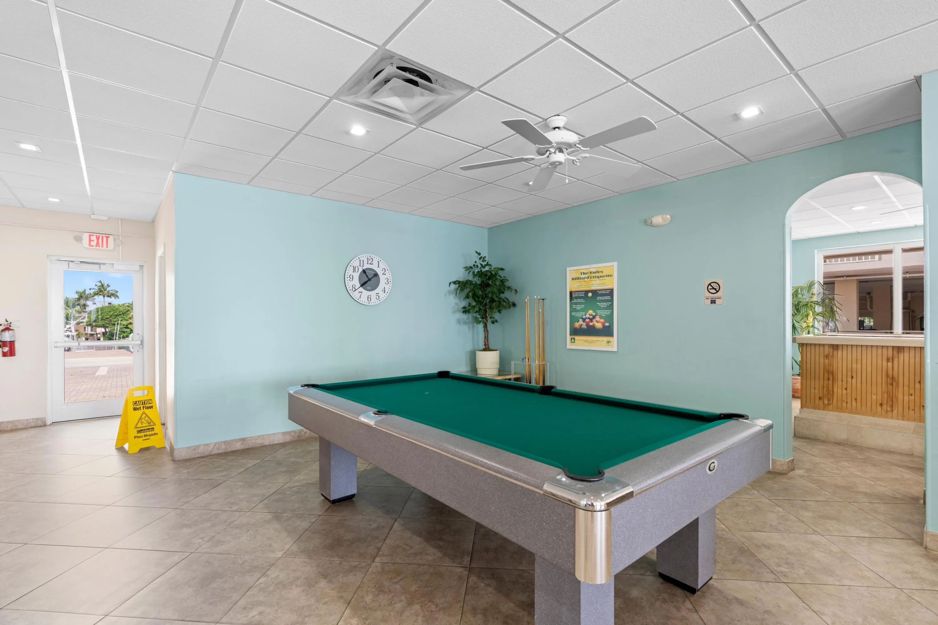 1050 Hillsboro Mile #403w