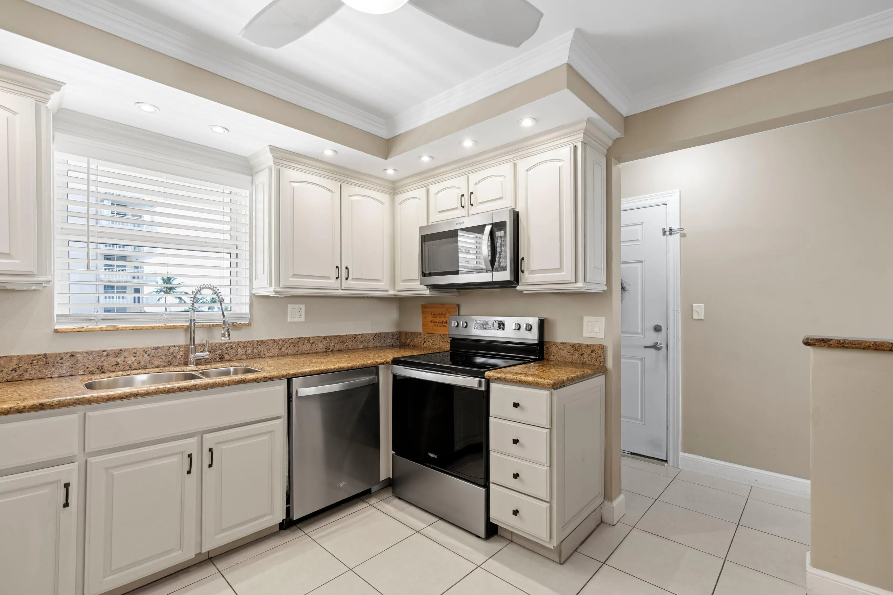 1050 Hillsboro Mile #403w