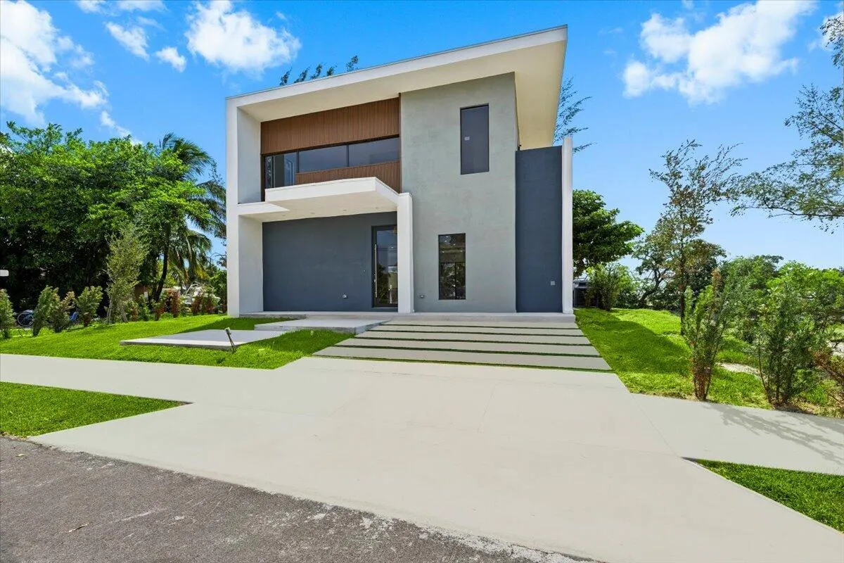 201 NW 14TH Way