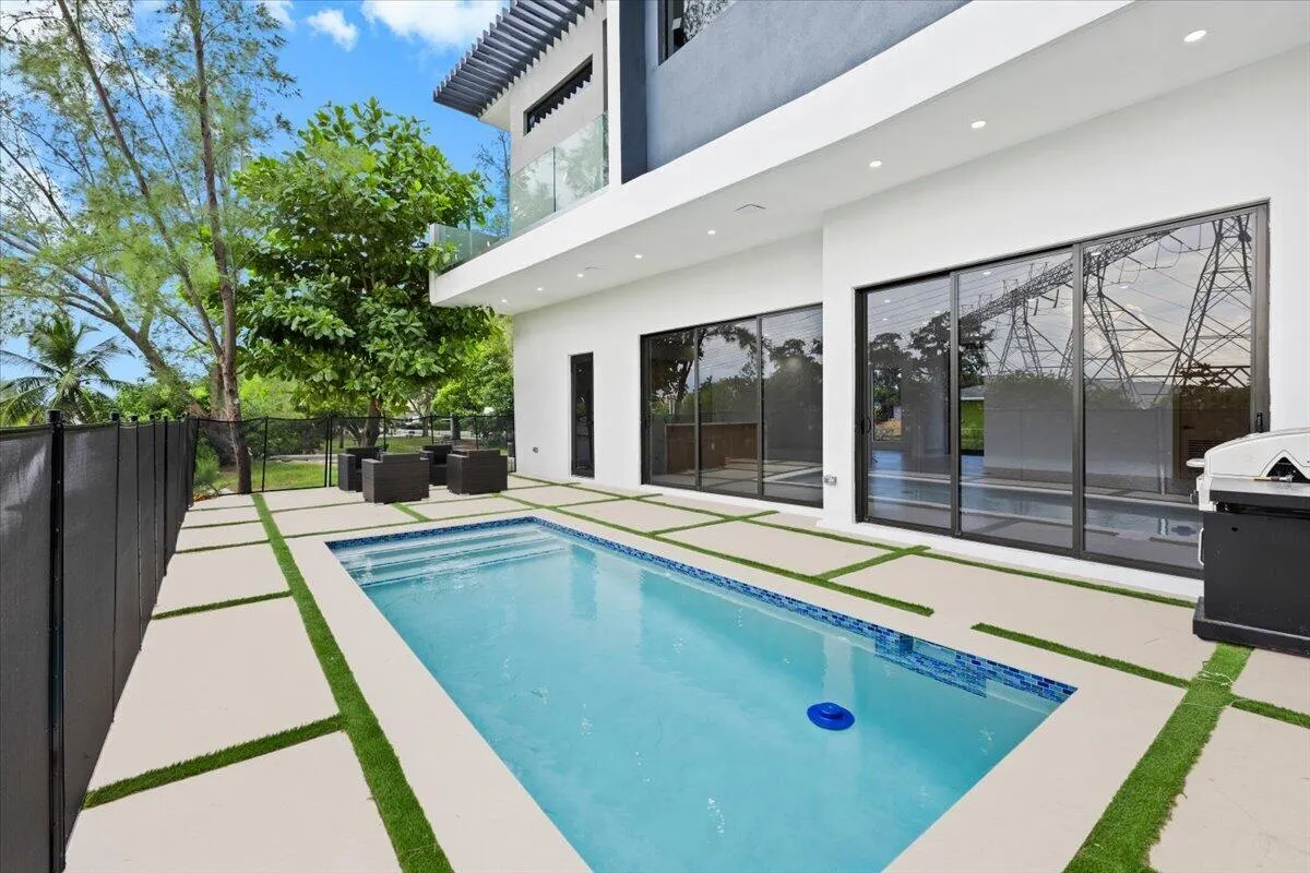 201 NW 14TH Way