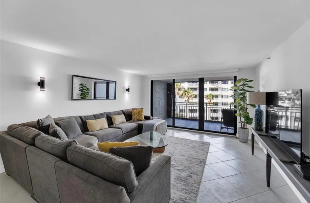 1167 HILLSBORO MILE #306