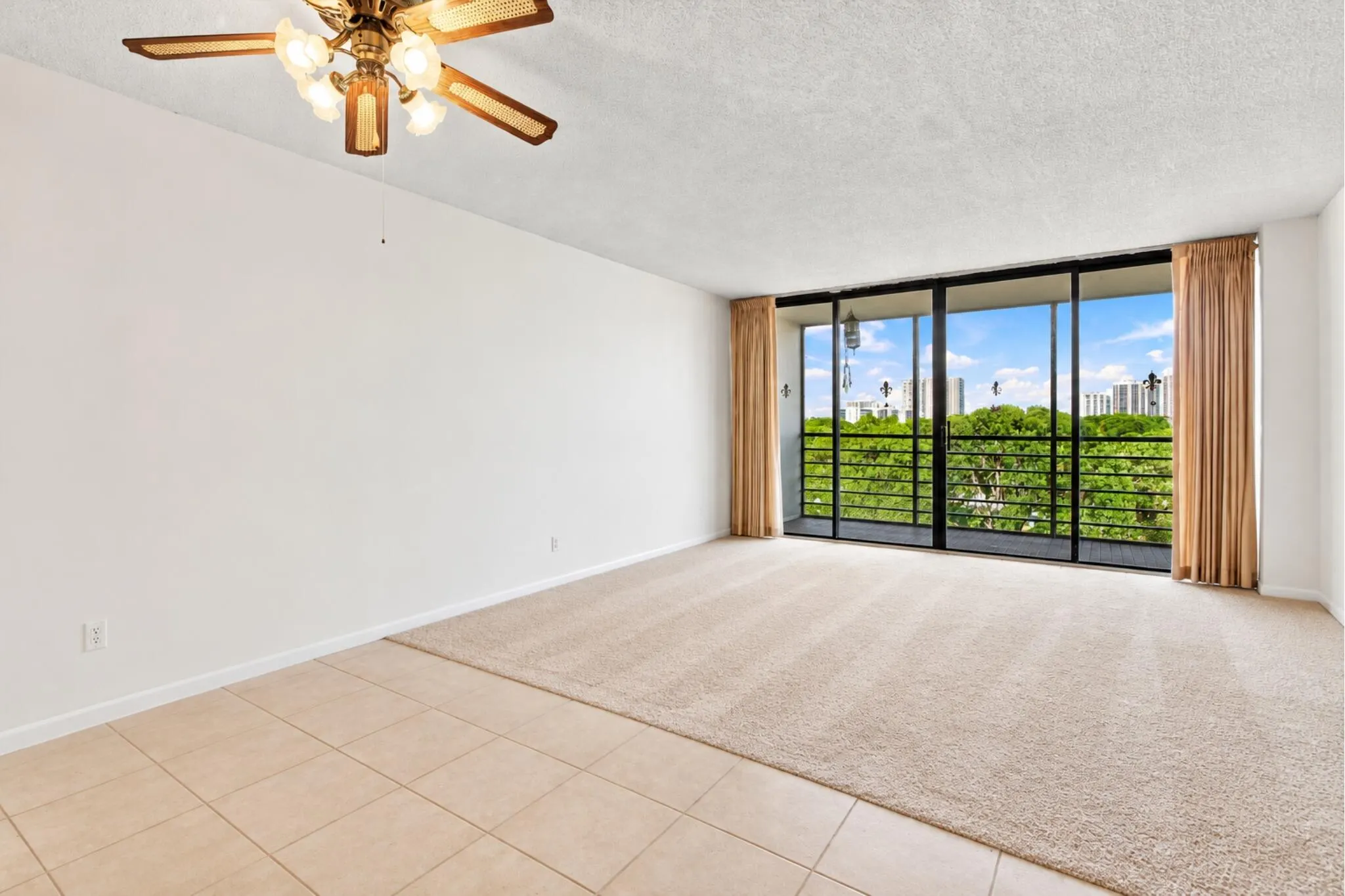 20400 W COUNTRY CLUB Drive #609