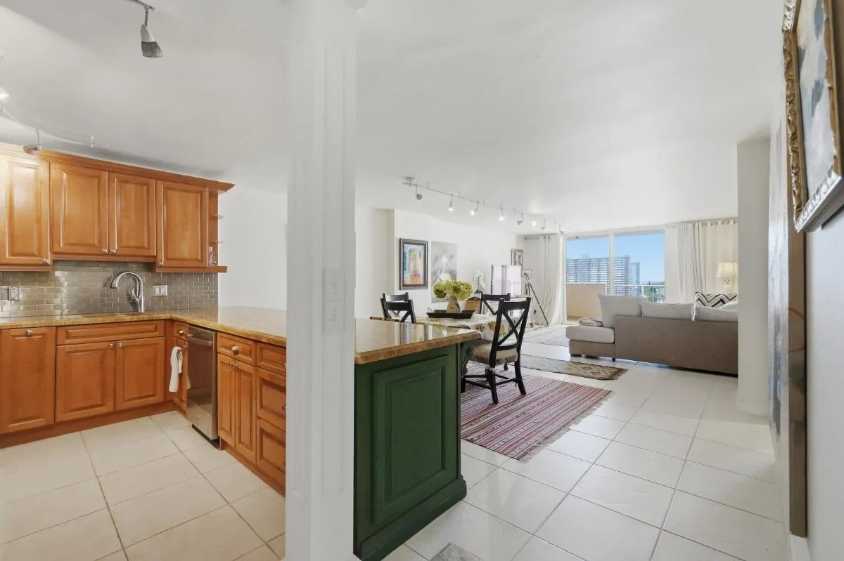 1865 S OCEAN Drive #16H