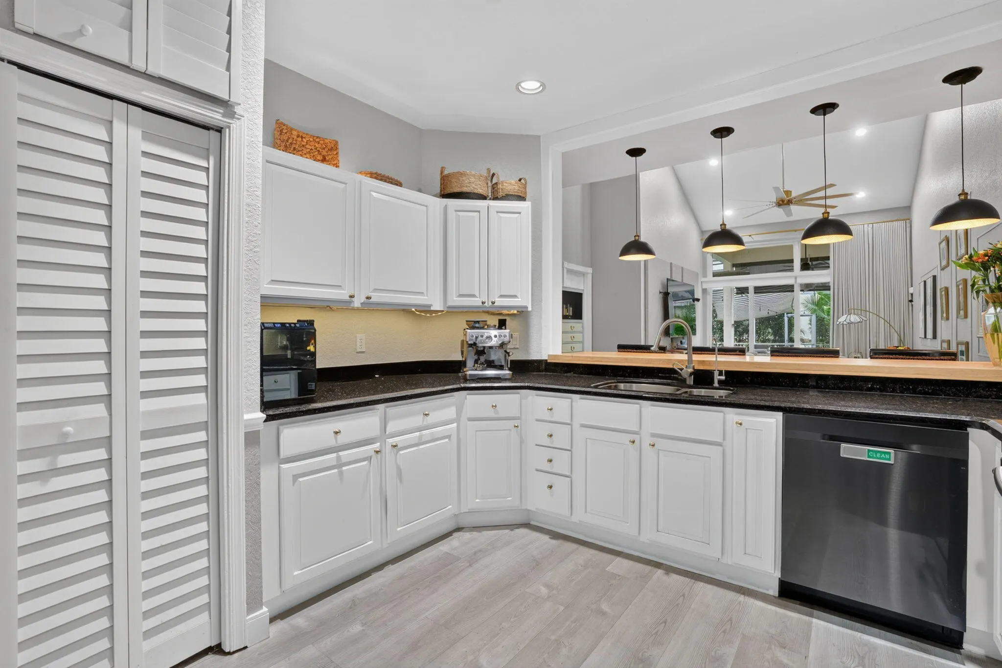 457 W PALM AIRE Drive