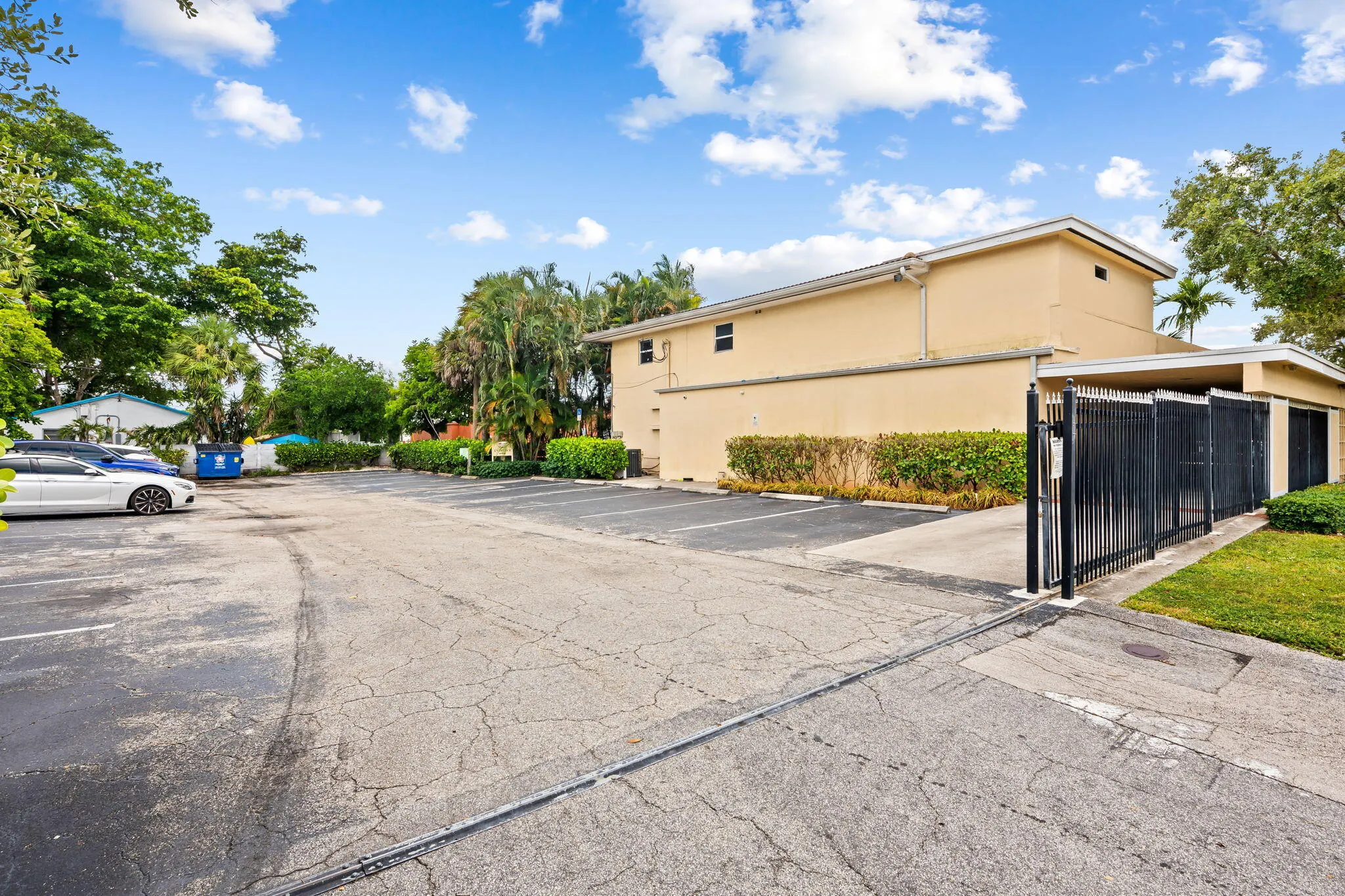 2211 Davie Blvd