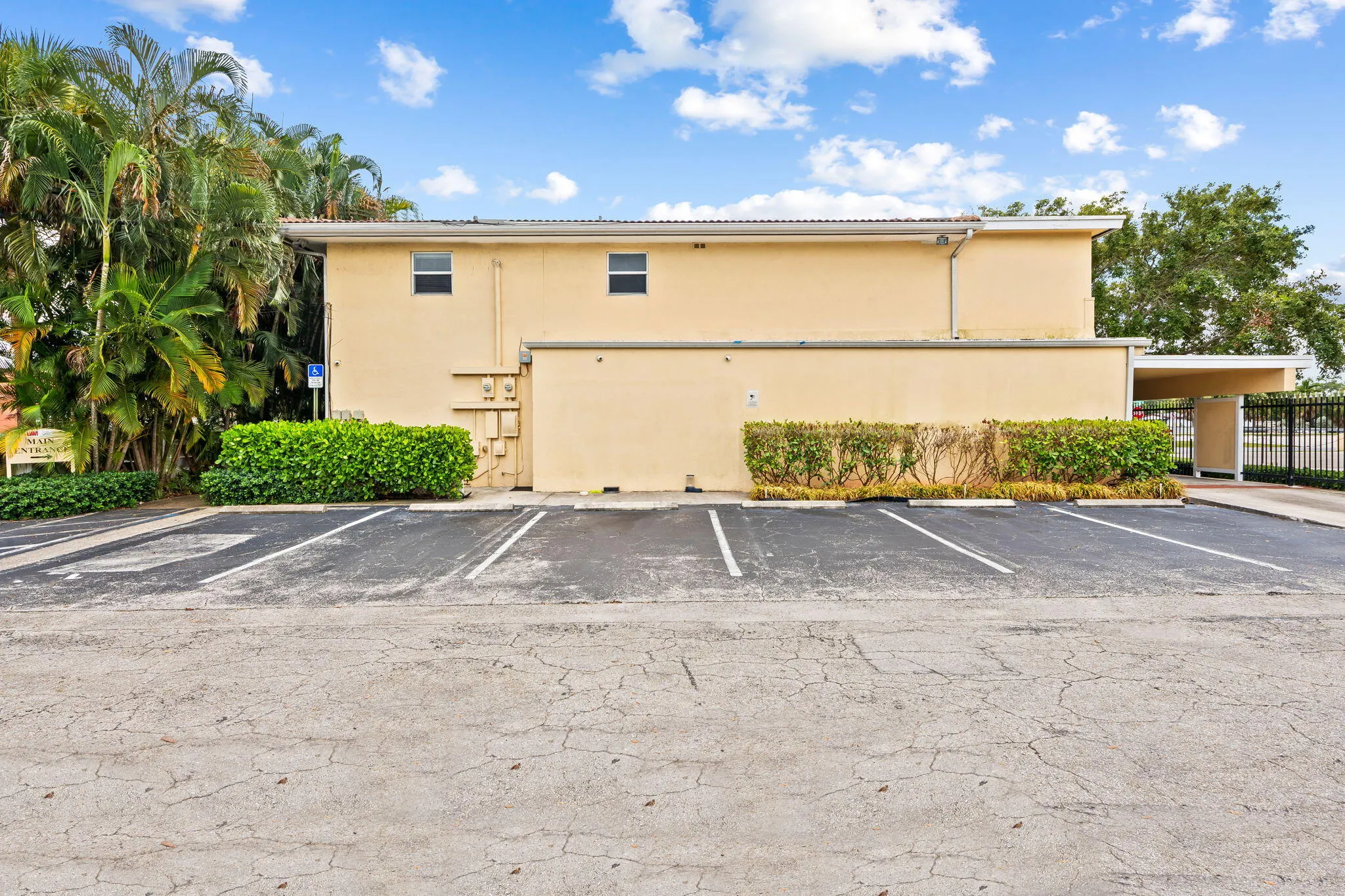 2211 Davie Blvd