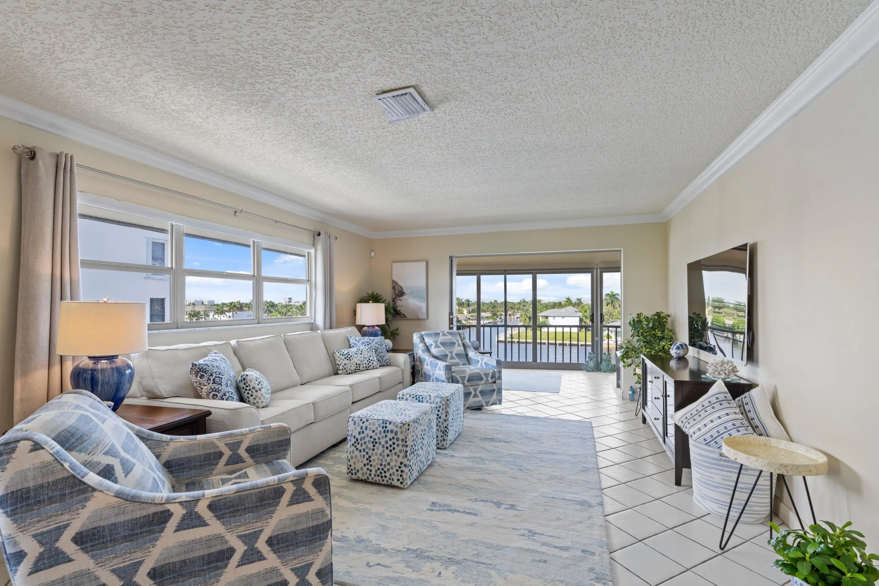 711 N RIVERSIDE Drive #401