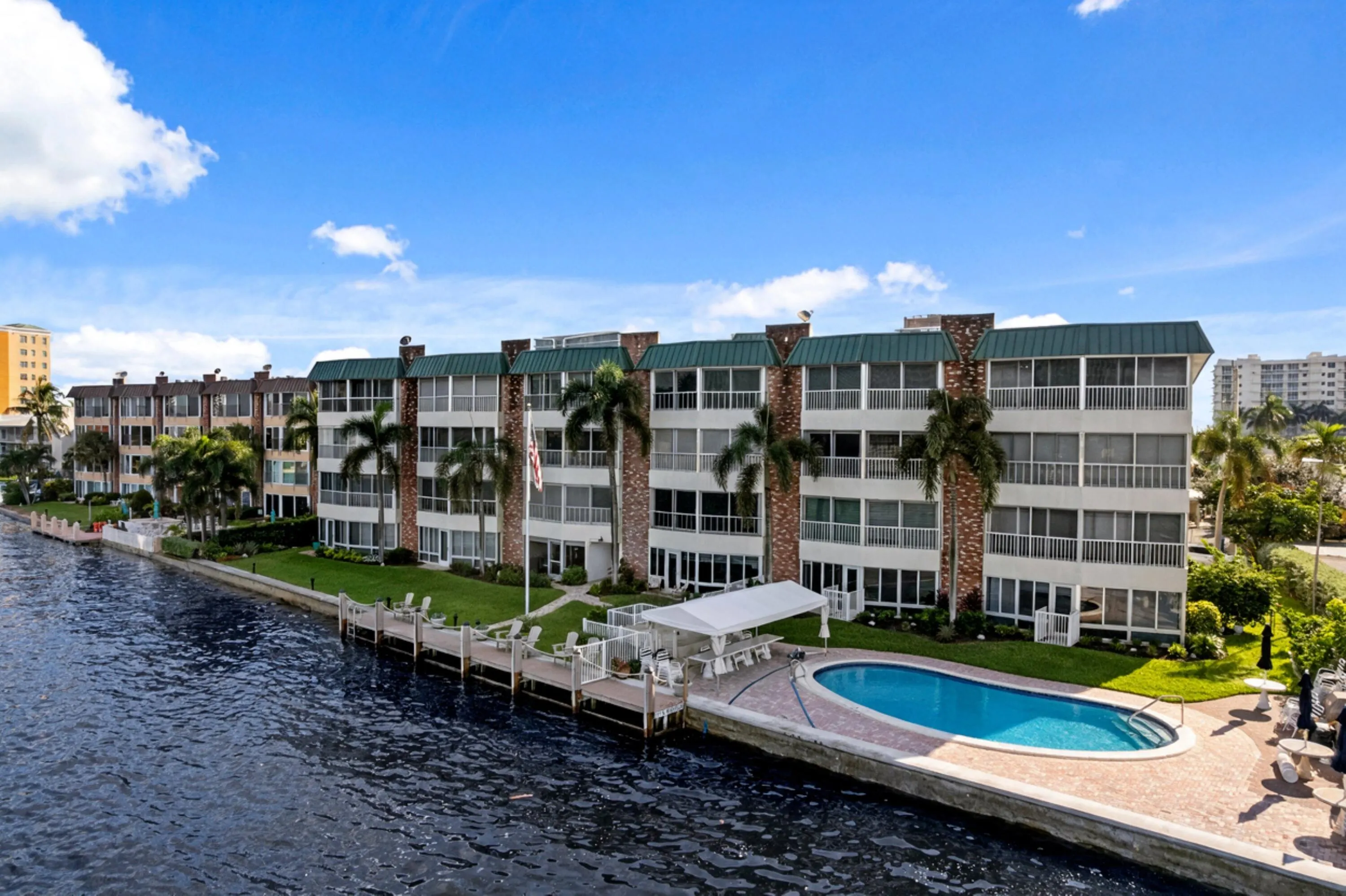 711 N RIVERSIDE Drive #401