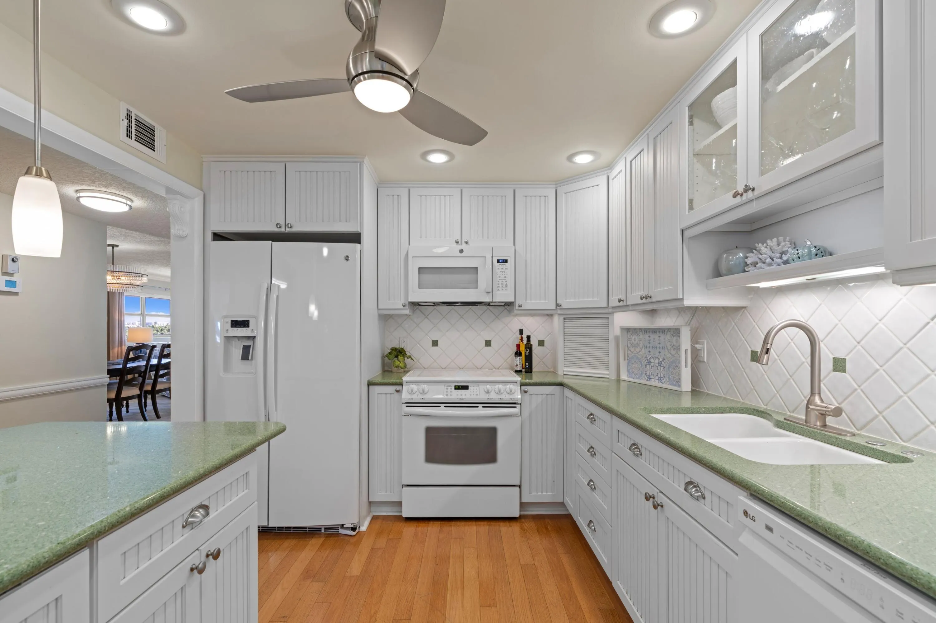 711 N RIVERSIDE Drive #401
