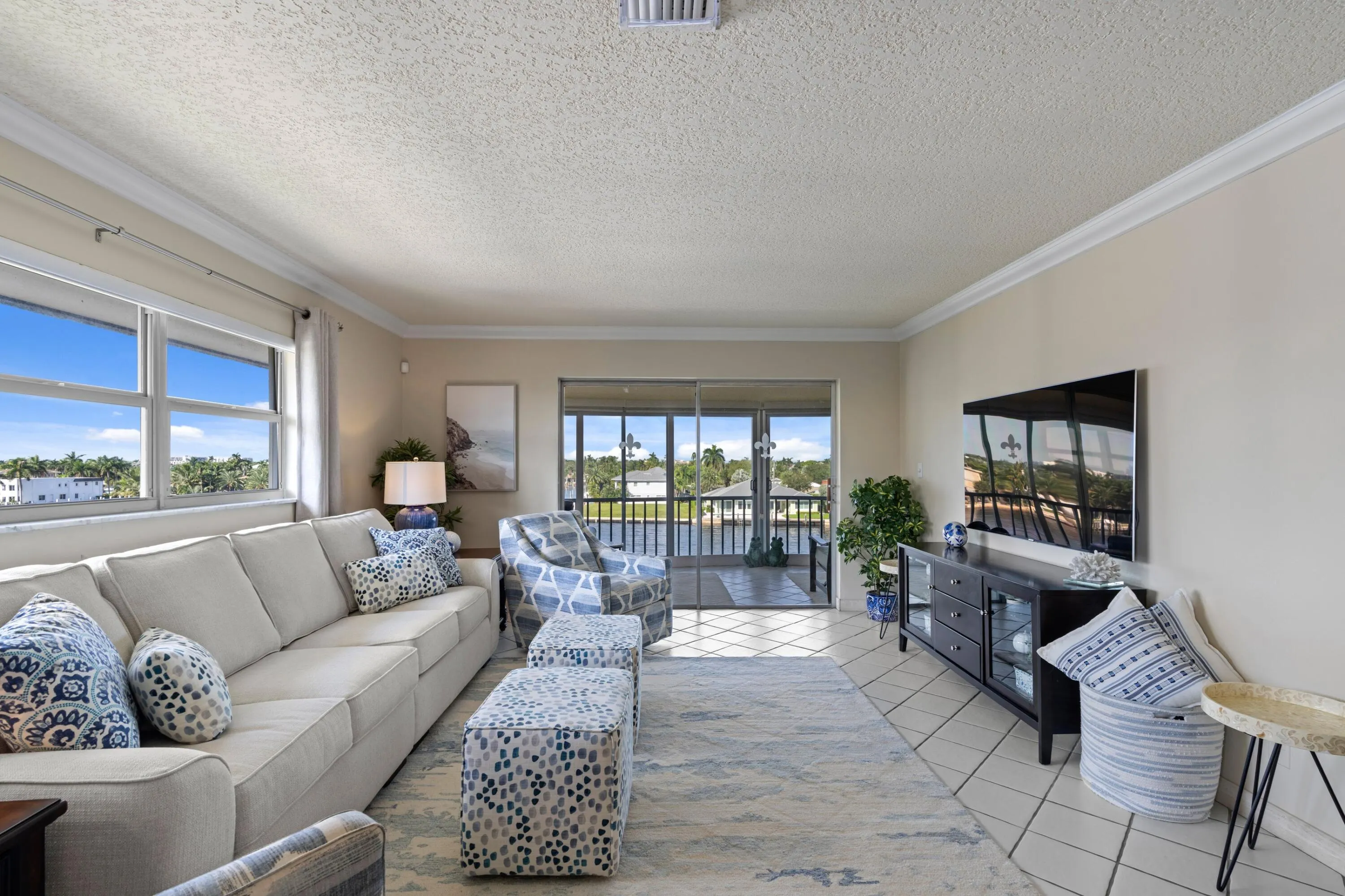 711 N RIVERSIDE Drive #401