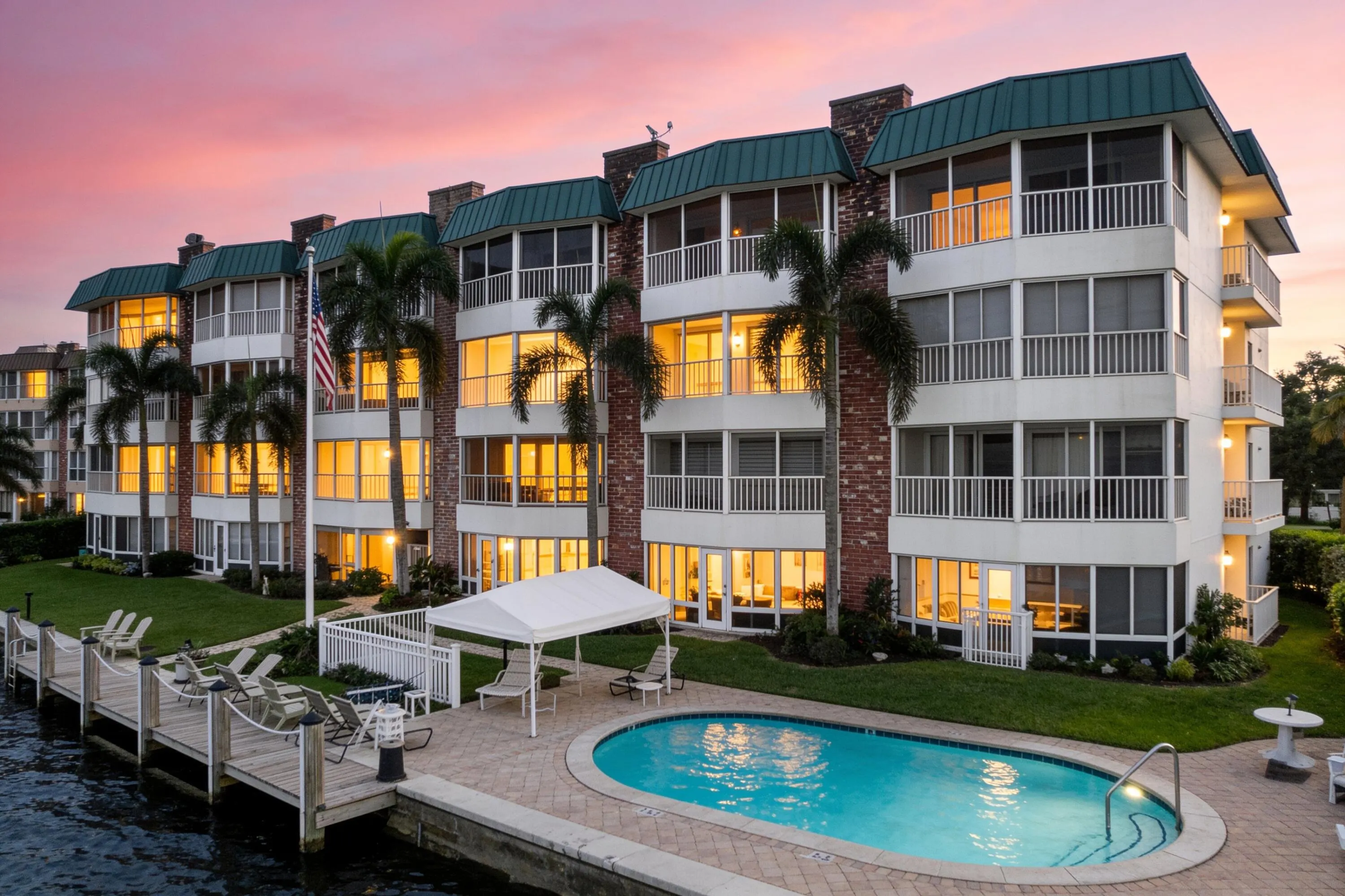 711 N RIVERSIDE Drive #401