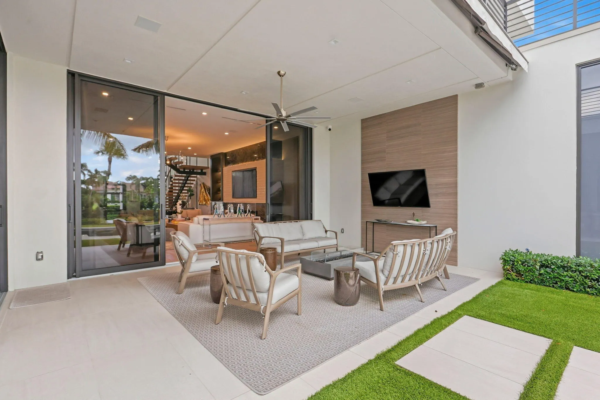 1371 ROYAL PALM Way