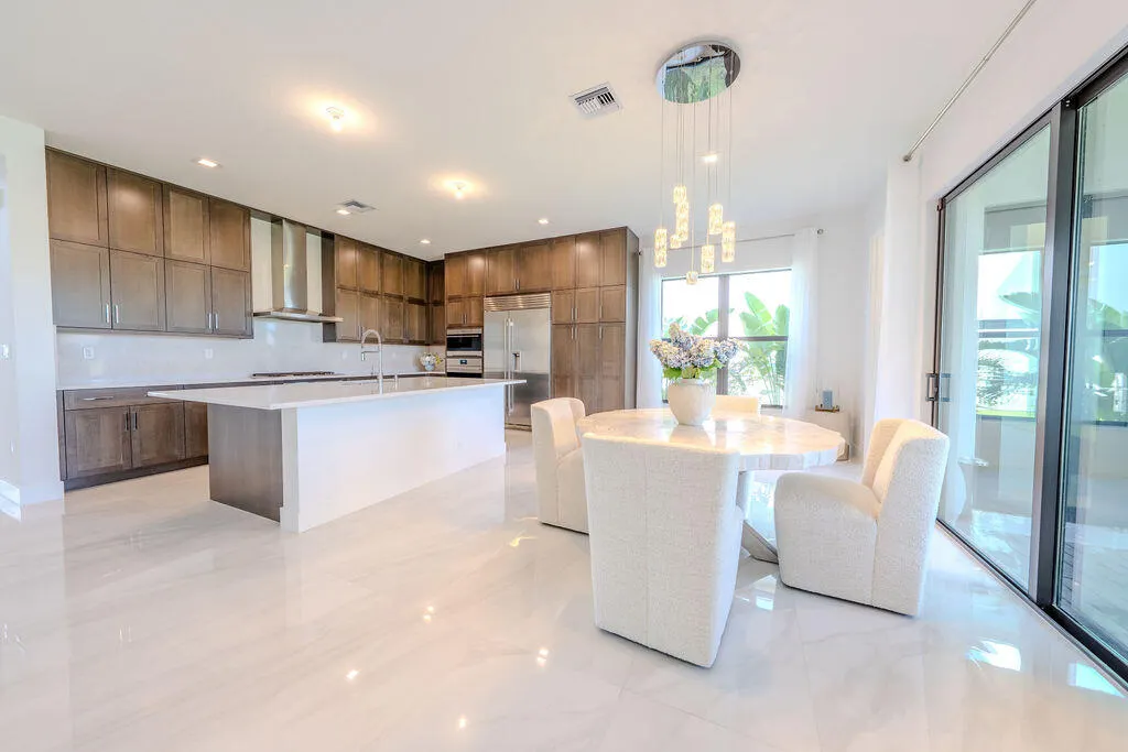 9515 ROYAL WOODS Manor