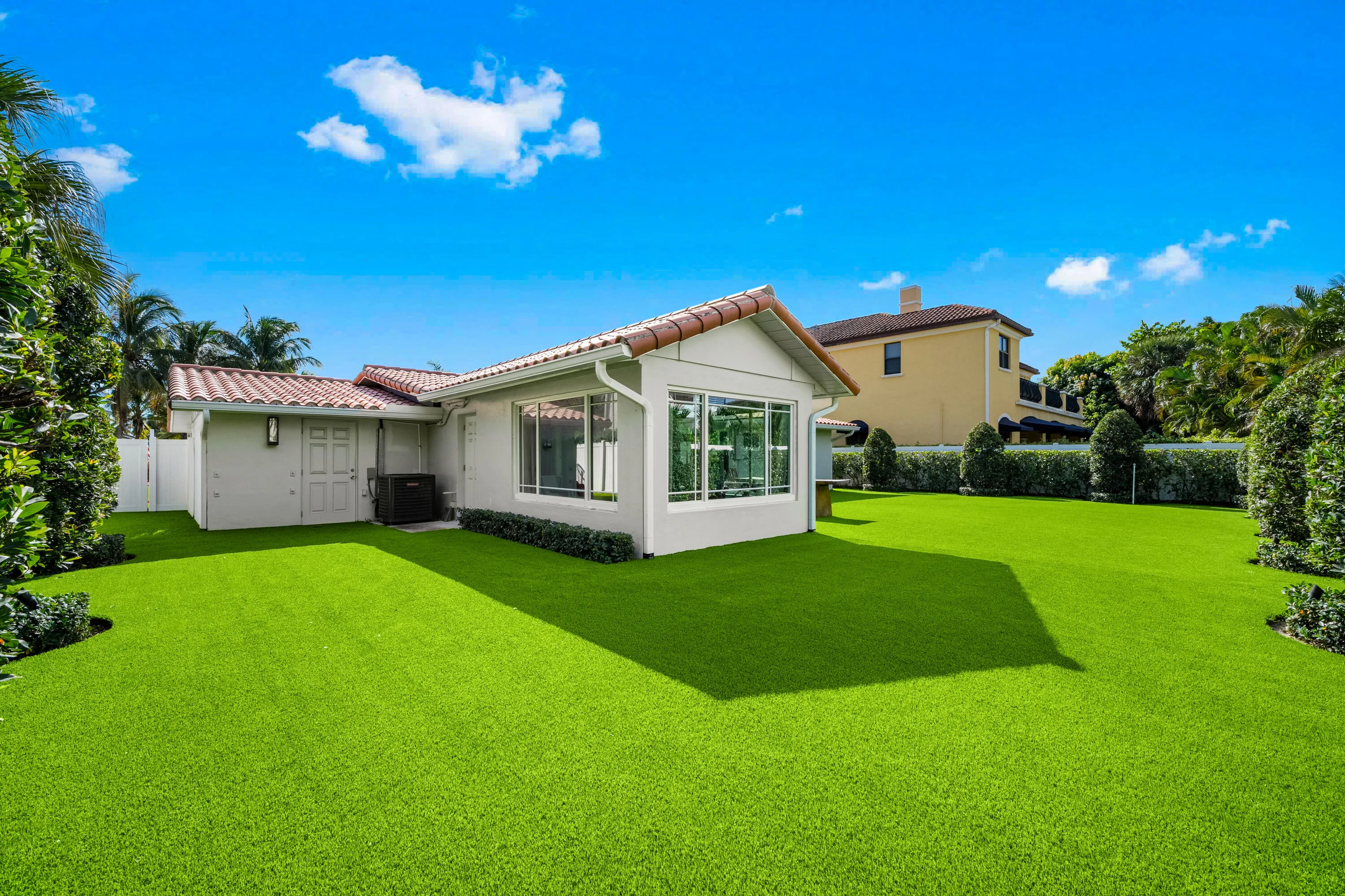 881 NE 4TH Avenue