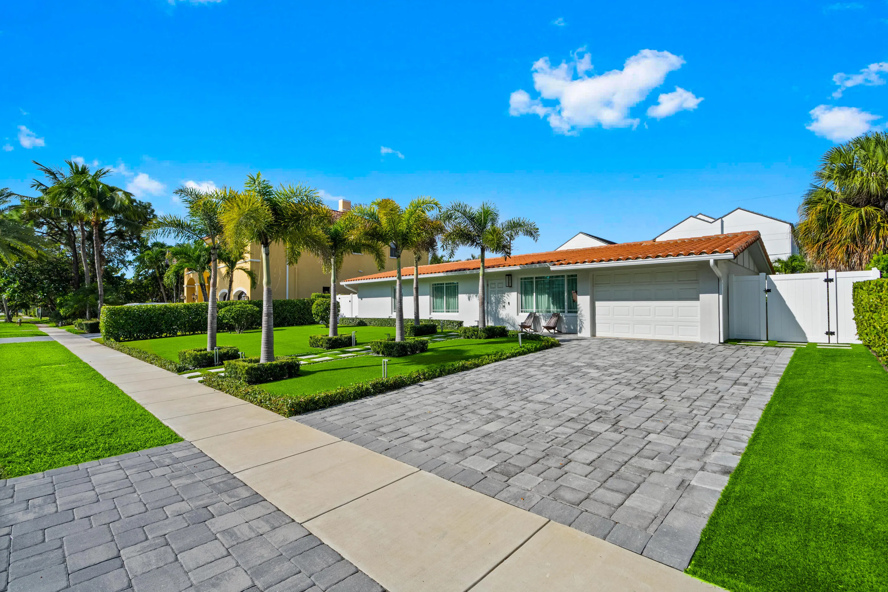 881 NE 4TH Avenue