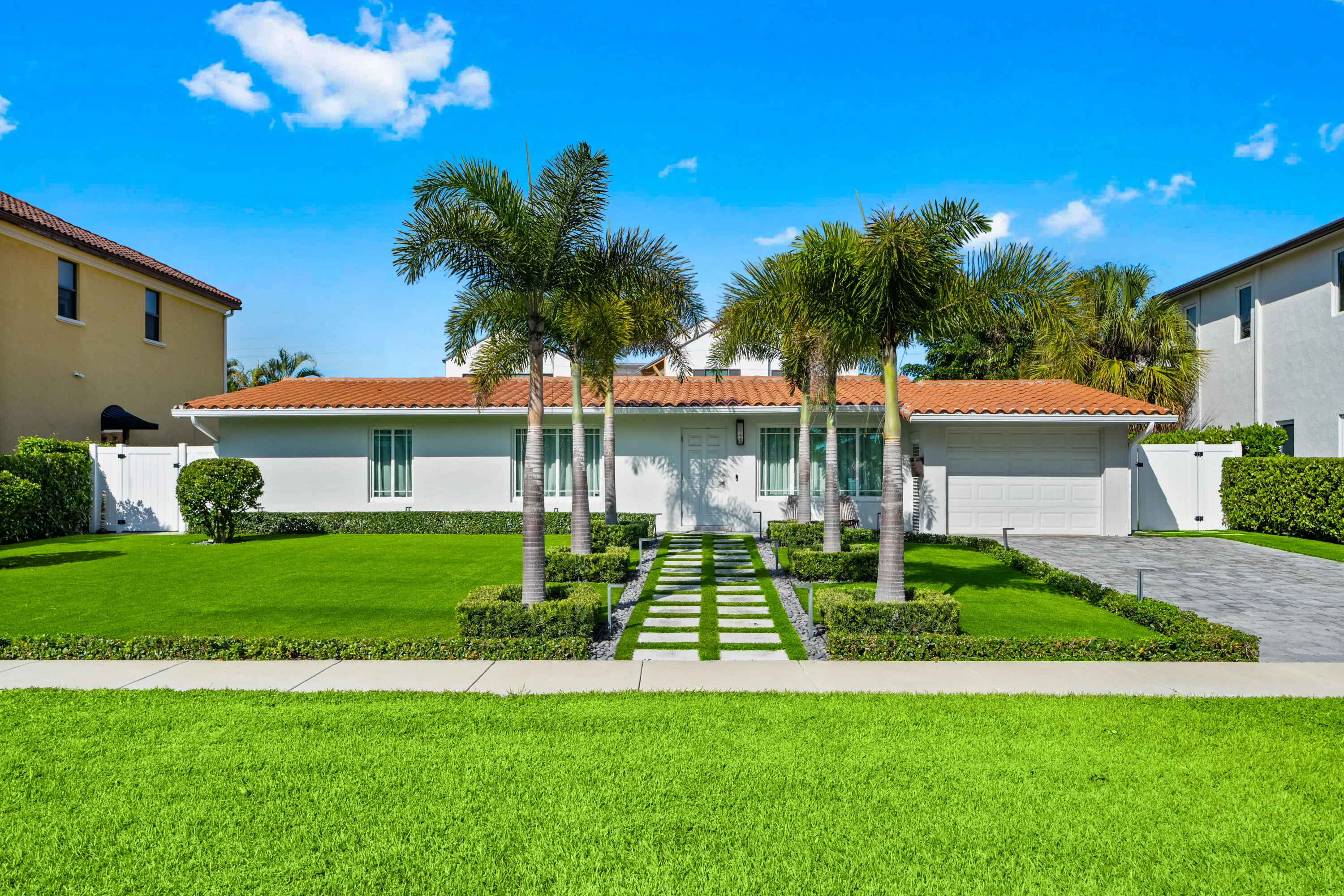 881 NE 4TH Avenue