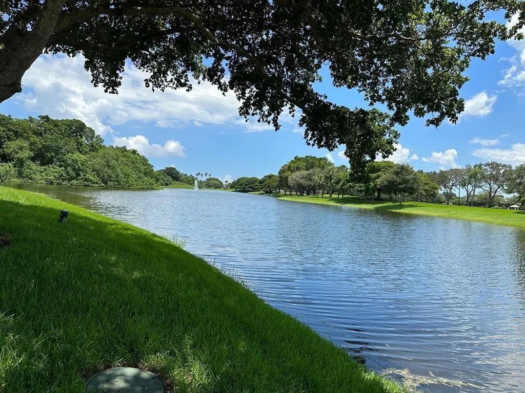 10474 LAKE VISTA Circle