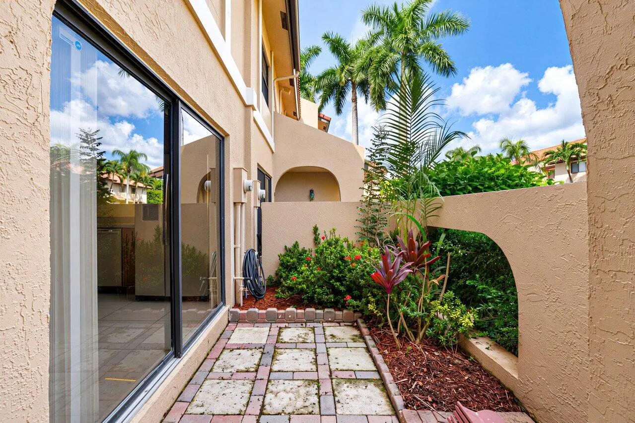 22068 Las Brisas Circle