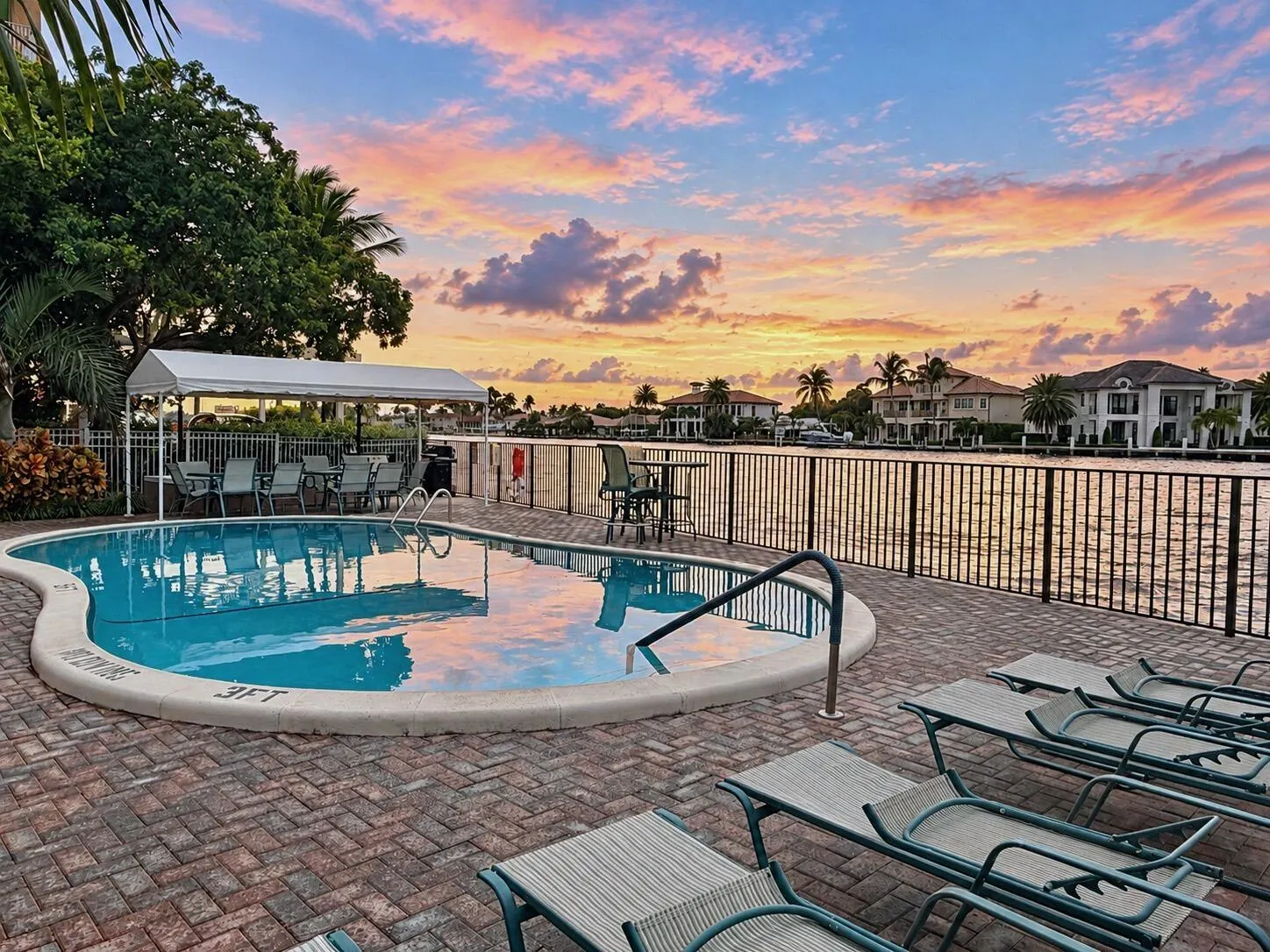 901 N RIVERSIDE Drive #2B