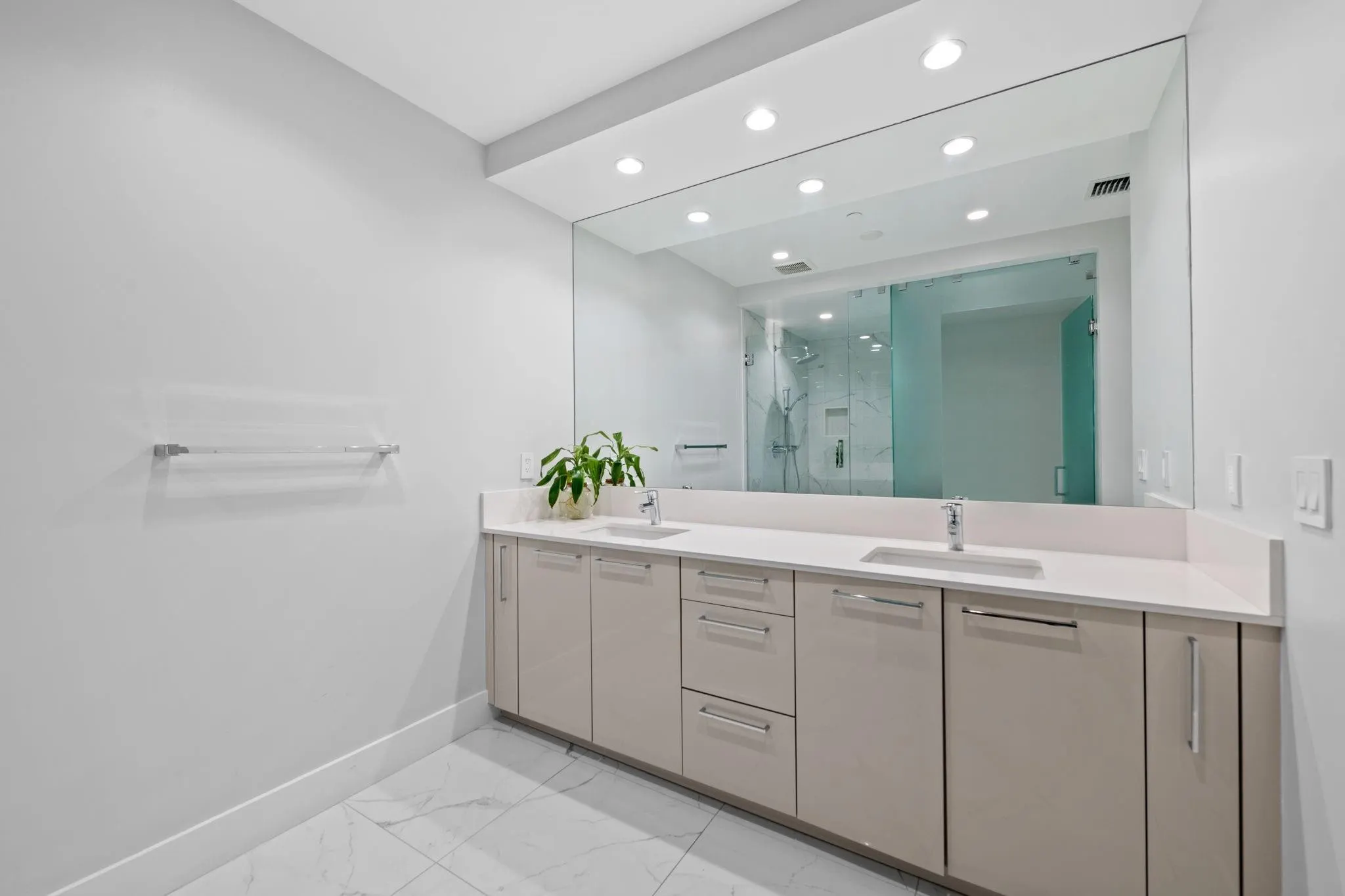 100 E LAS OLAS Boulevard #2404