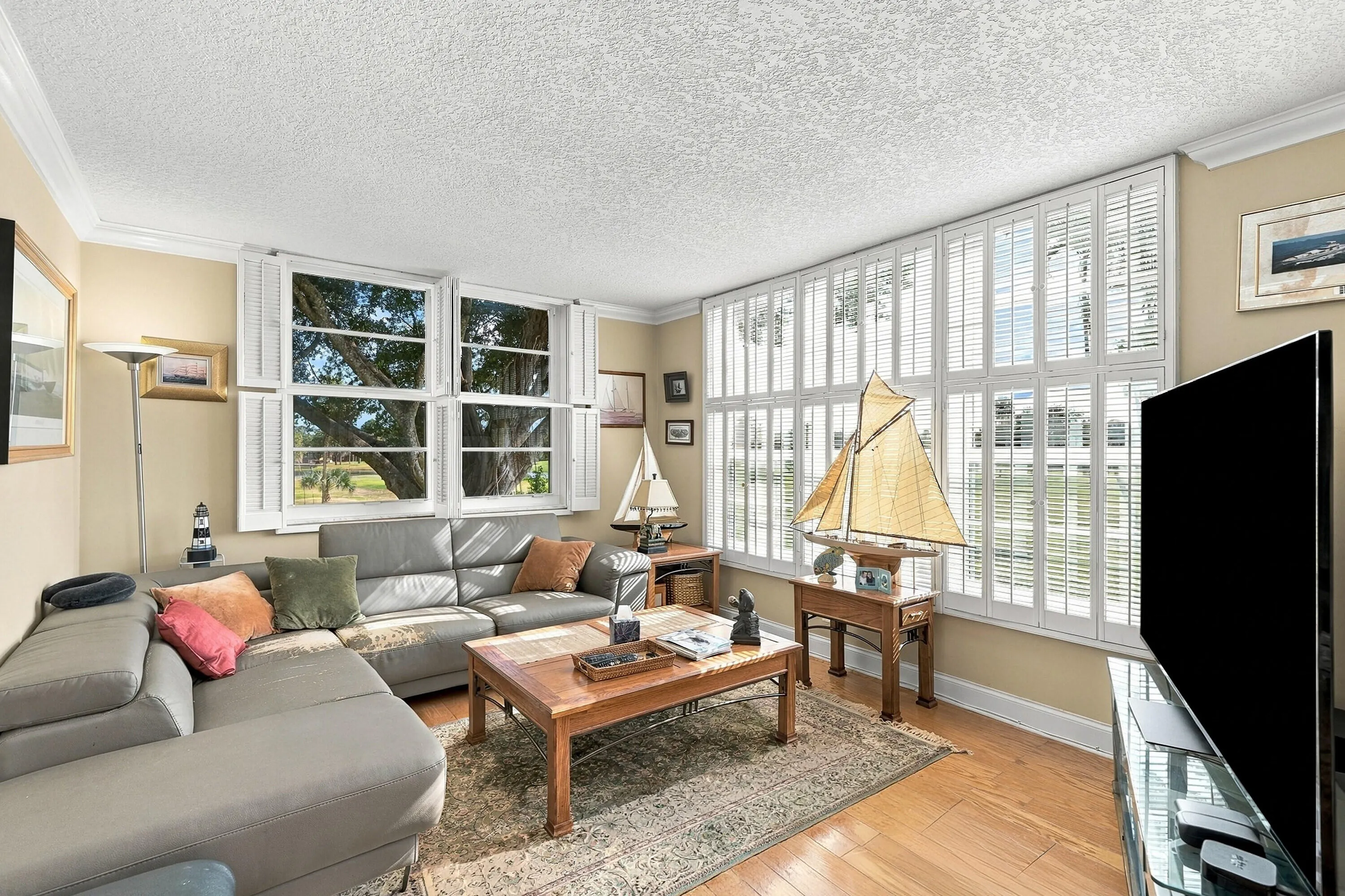 3980 Oaks Clubhouse Drive #212