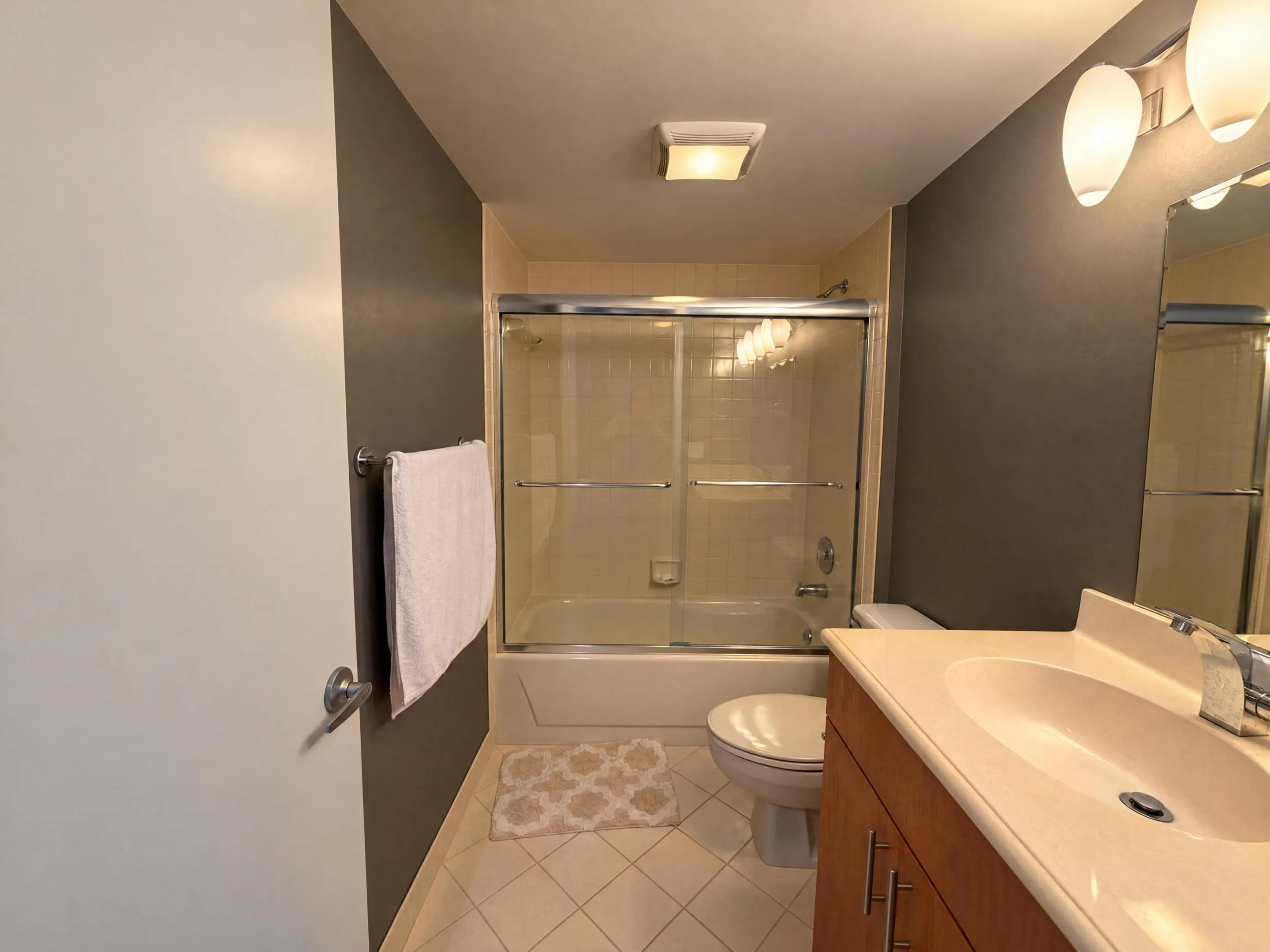 6133 BALBOA #405