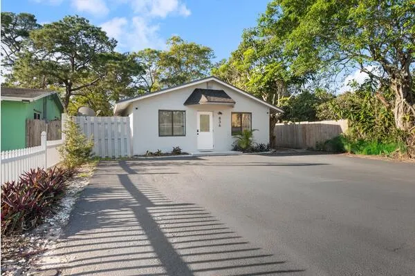 836 SW 13TH Court