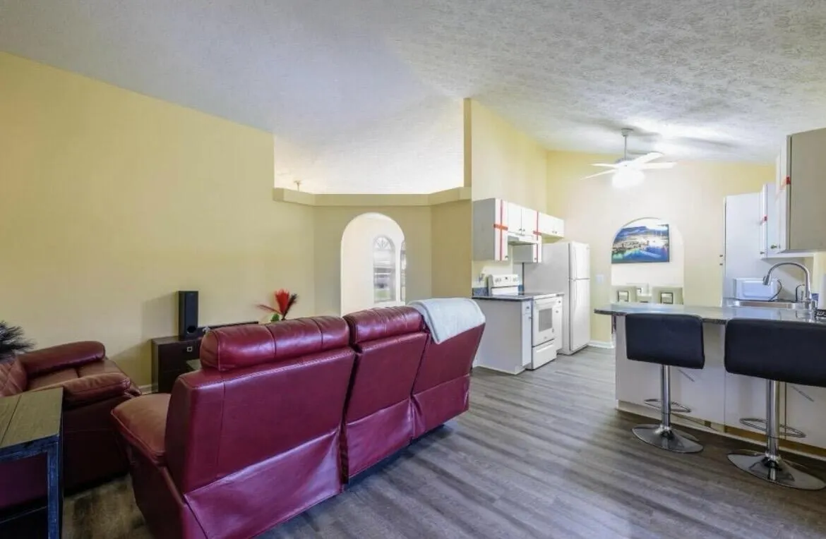 353 NW FERRIS Drive