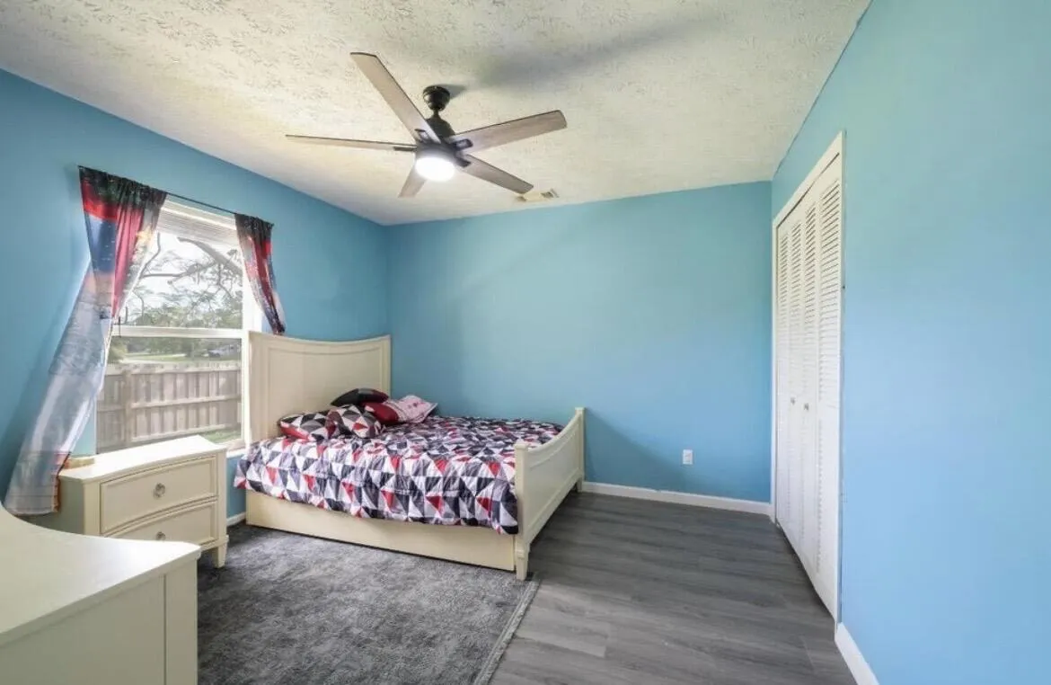 353 NW FERRIS Drive