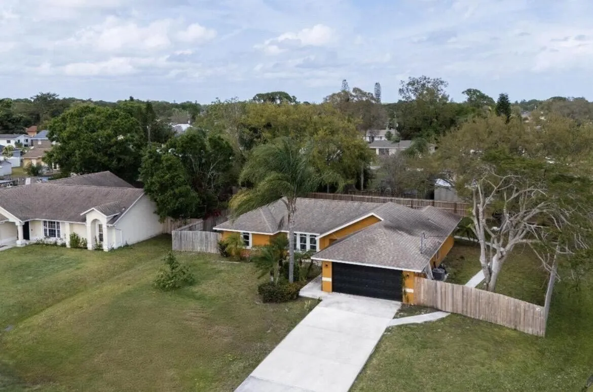 353 NW FERRIS Drive