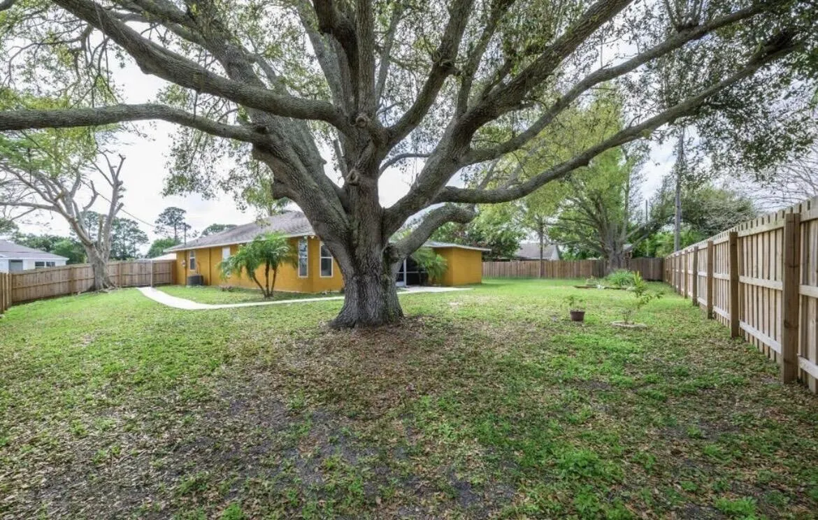 353 NW FERRIS Drive
